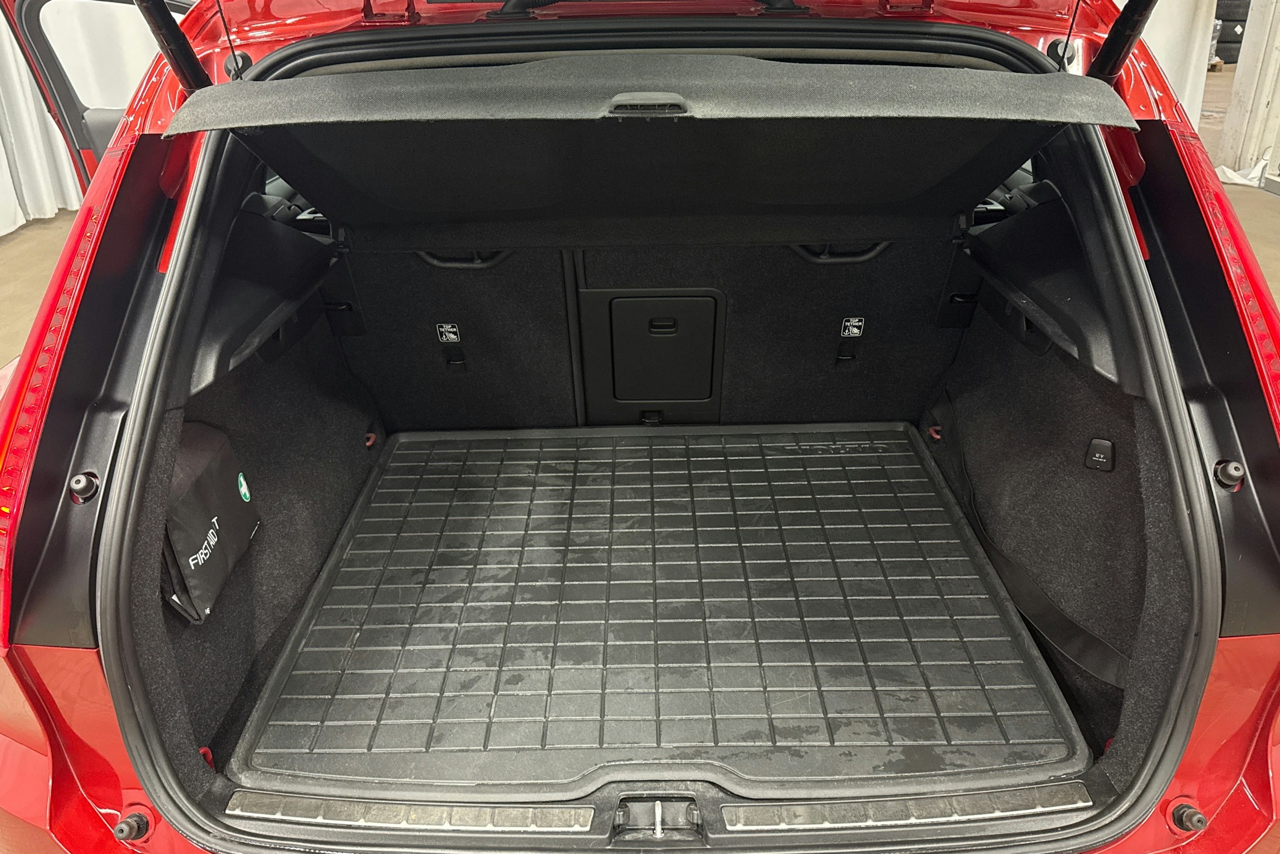 punainen Volvo XC40 2021 kuva 25.