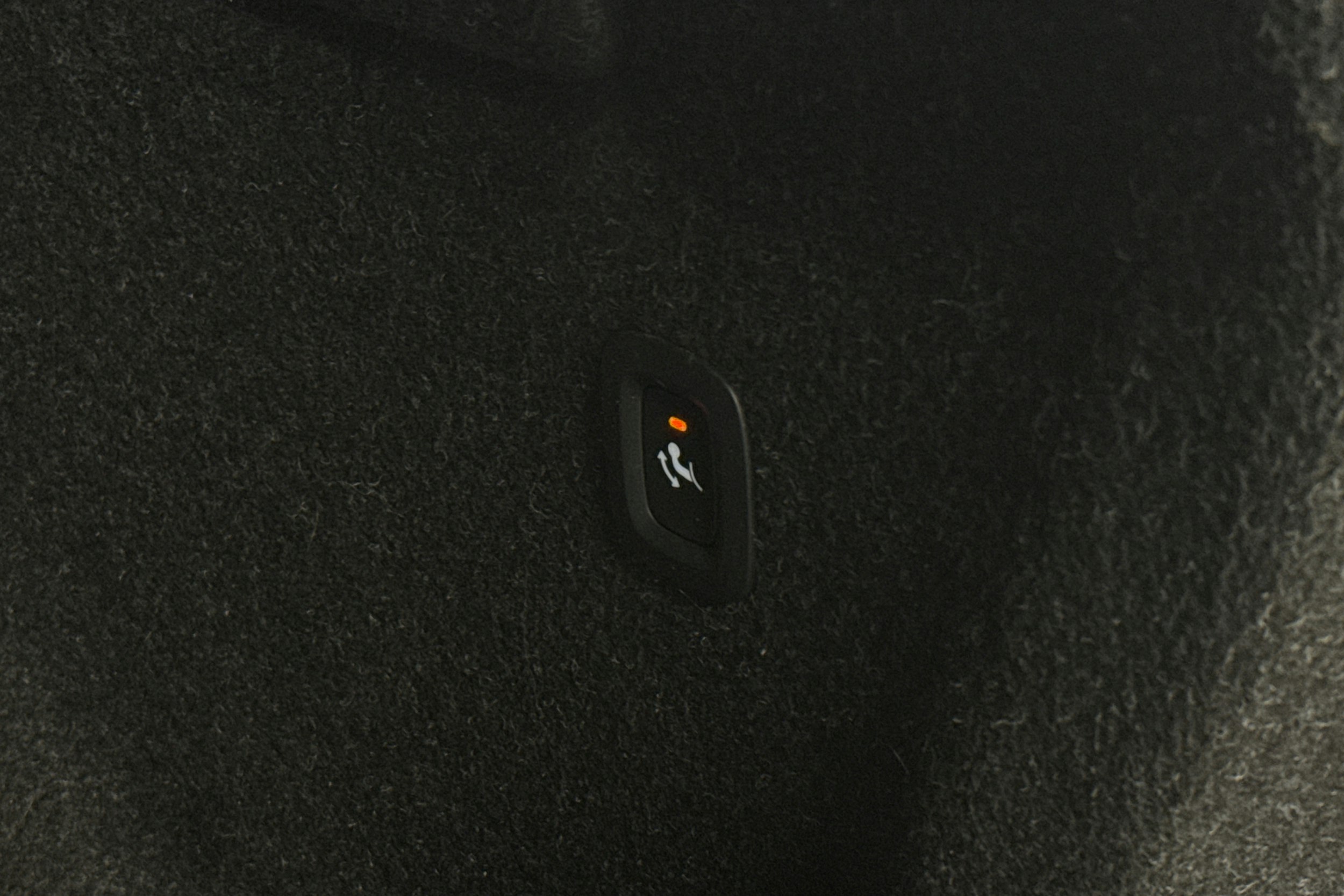 punainen Volvo XC40 2021 kuva 27.