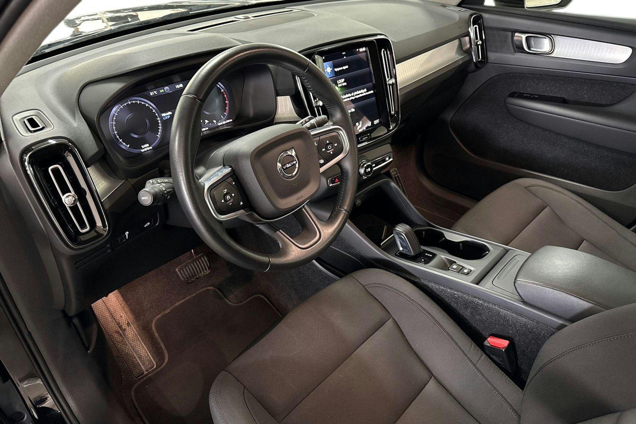 musta Volvo XC40 2020 kuva 7.