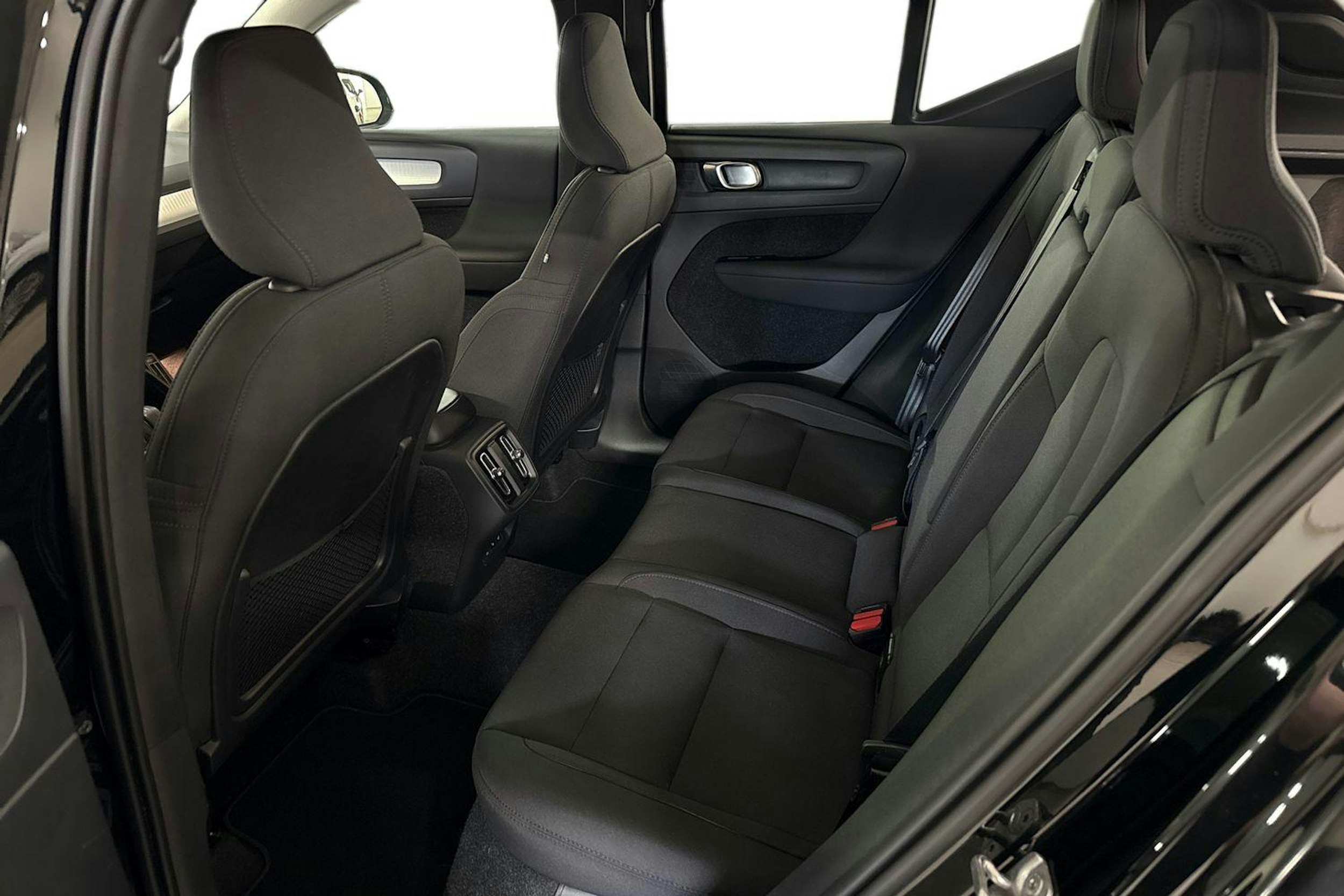 musta Volvo XC40 2020 kuva 10.