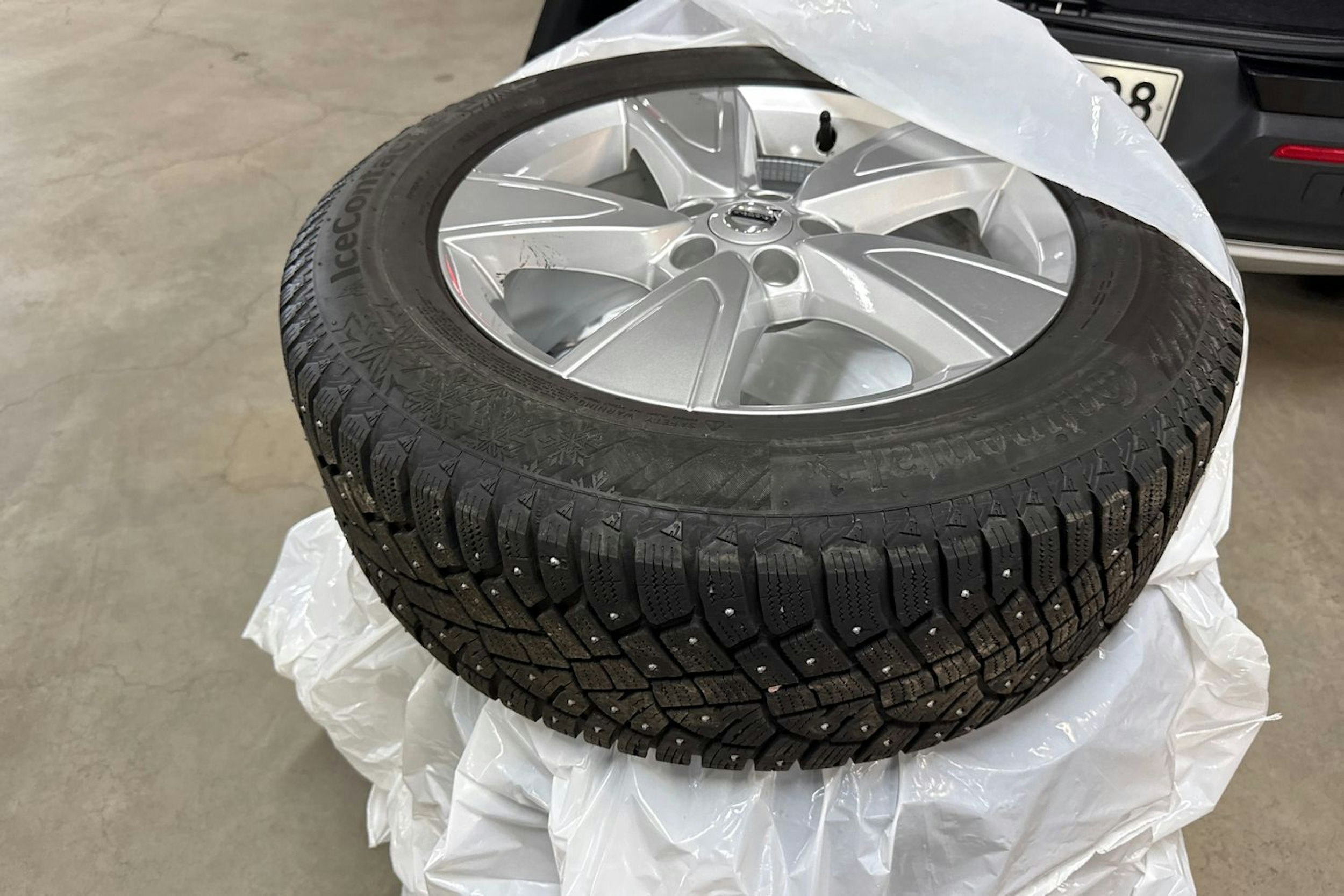 musta Volvo XC40 2020 kuva 13.