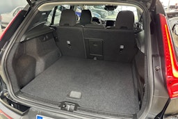 musta Volvo XC40 2020 kuva 14.