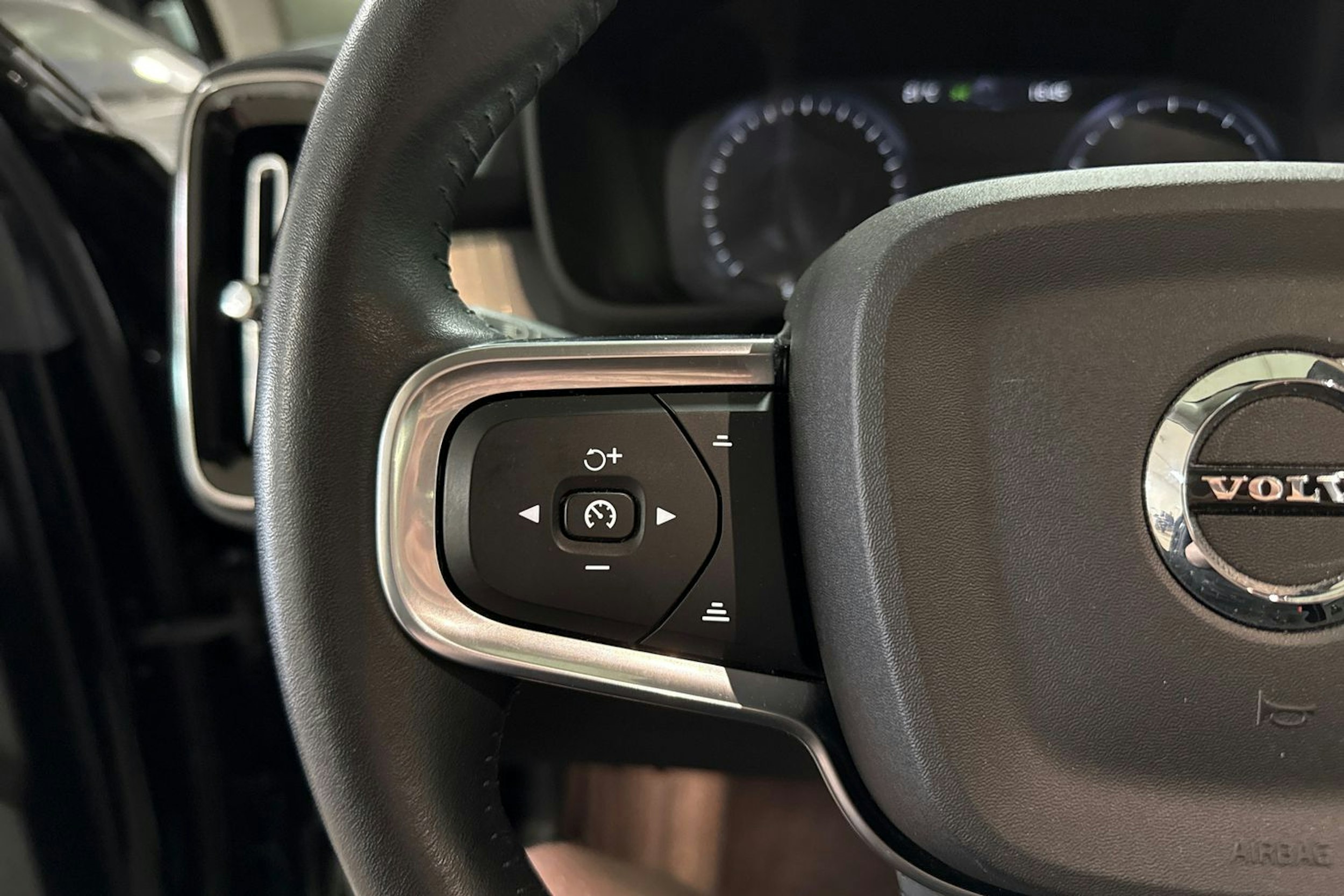 musta Volvo XC40 2020 kuva 15.