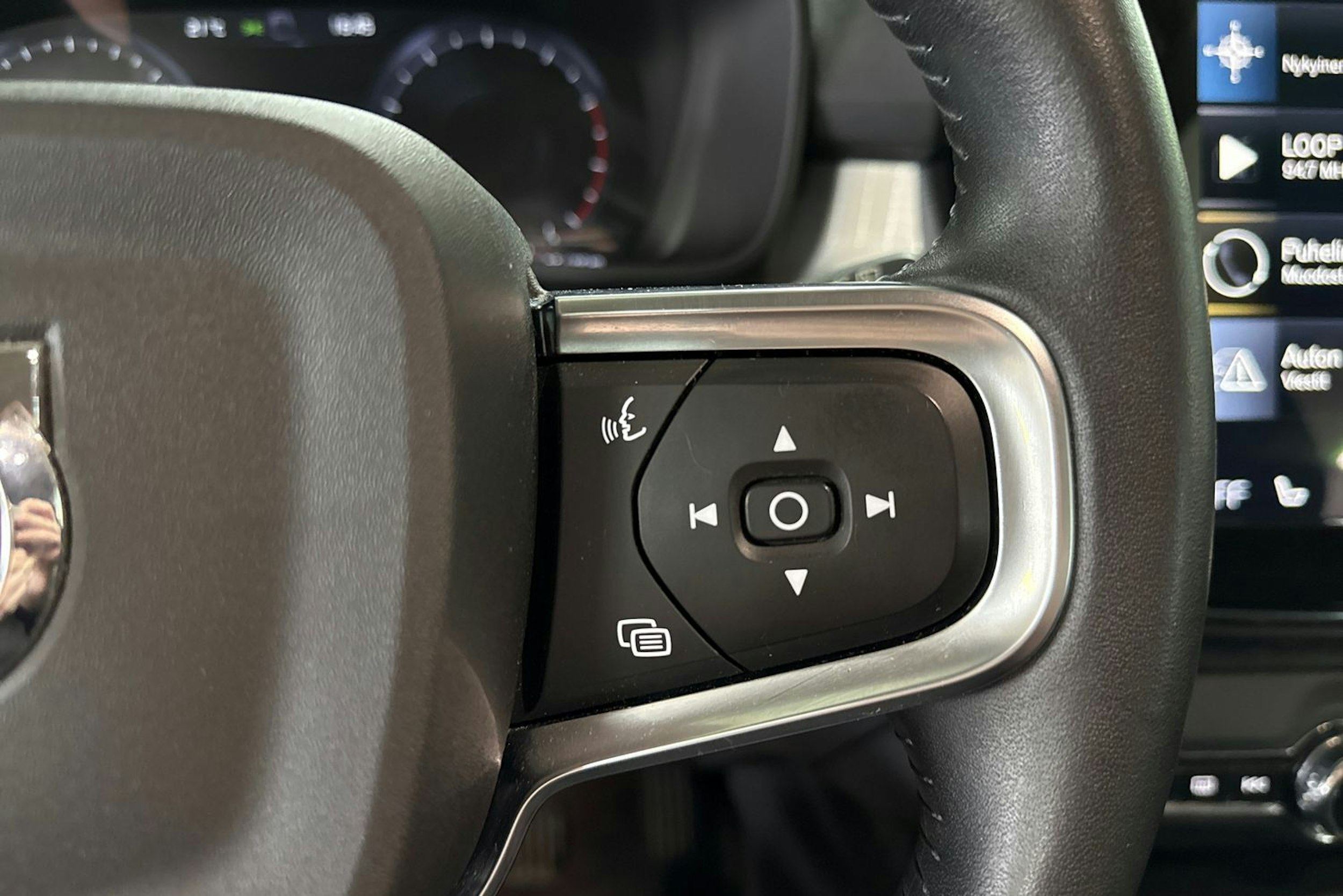 musta Volvo XC40 2020 kuva 16.
