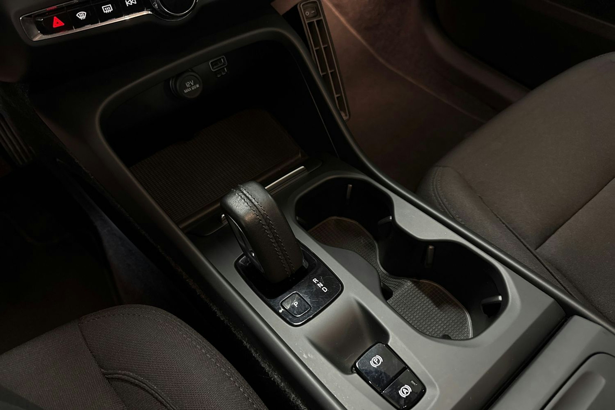 musta Volvo XC40 2020 kuva 24.