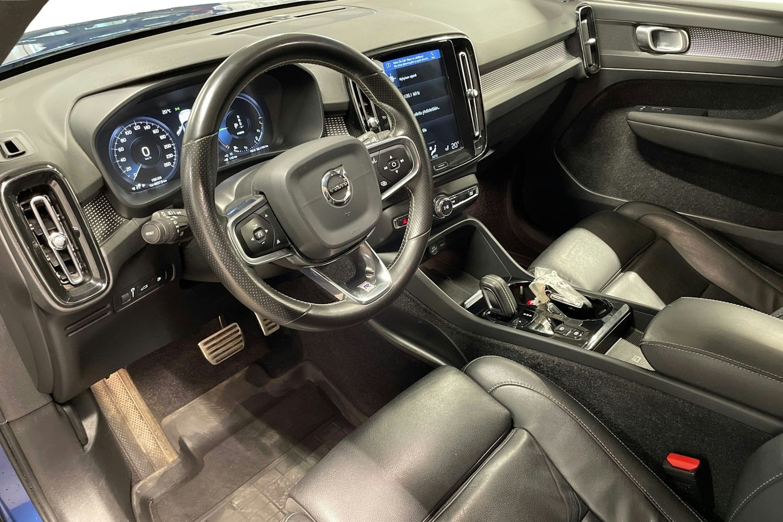 sininen Volvo XC40 2020 kuva 7.