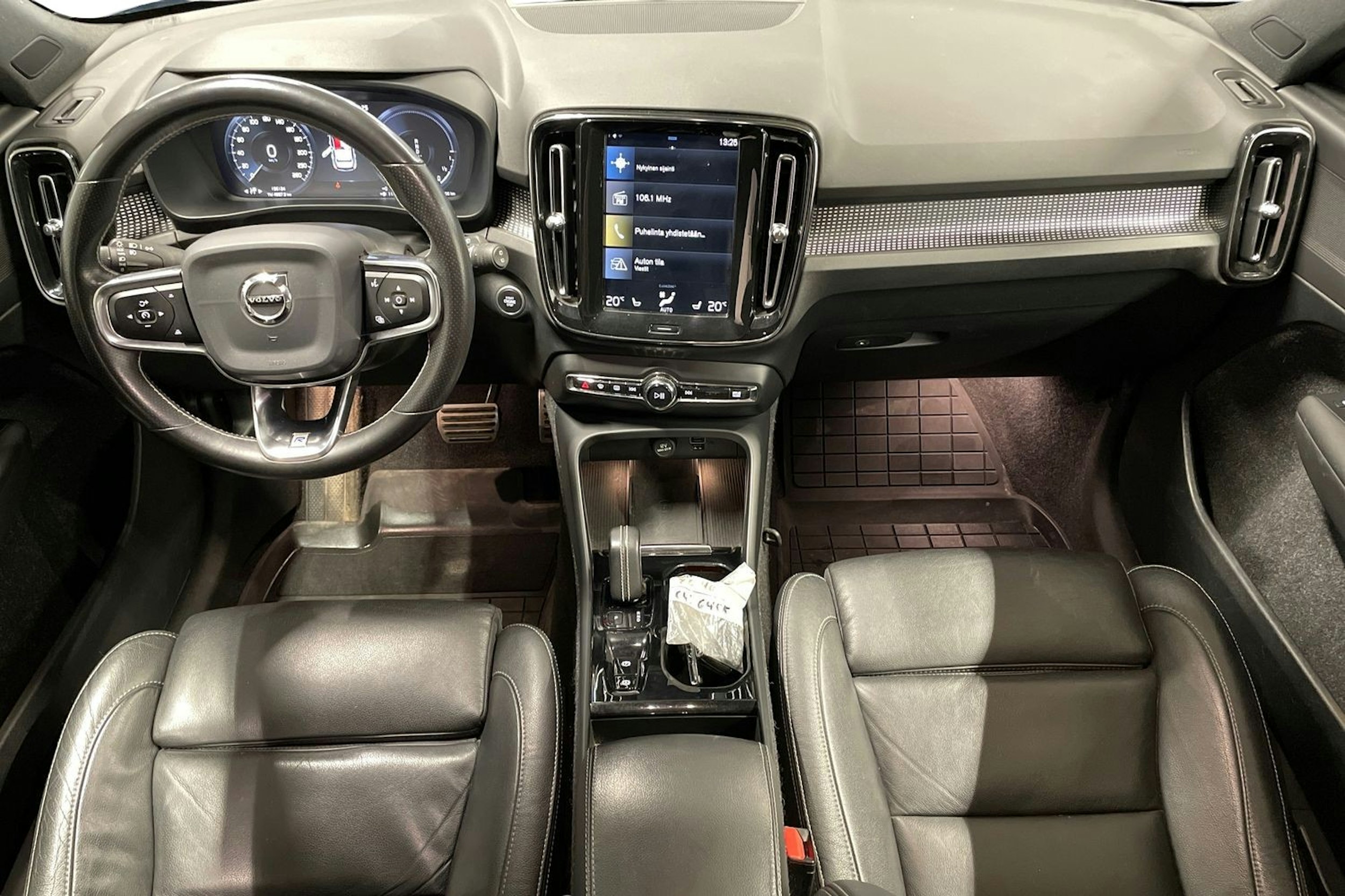 sininen Volvo XC40 2020 kuva 9.