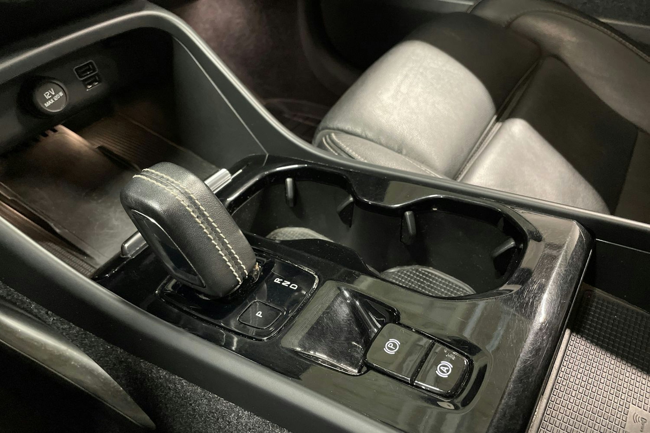 sininen Volvo XC40 2020 kuva 22.