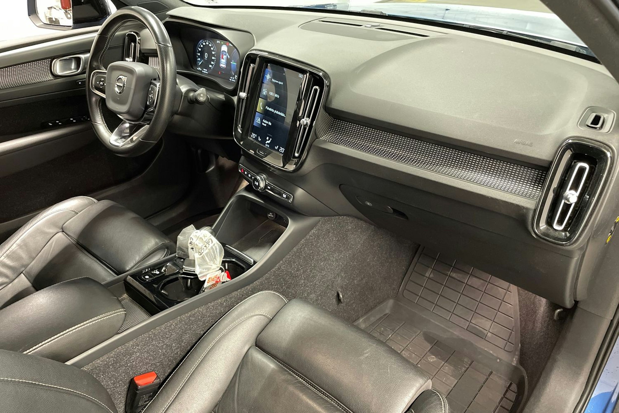 sininen Volvo XC40 2020 kuva 29.