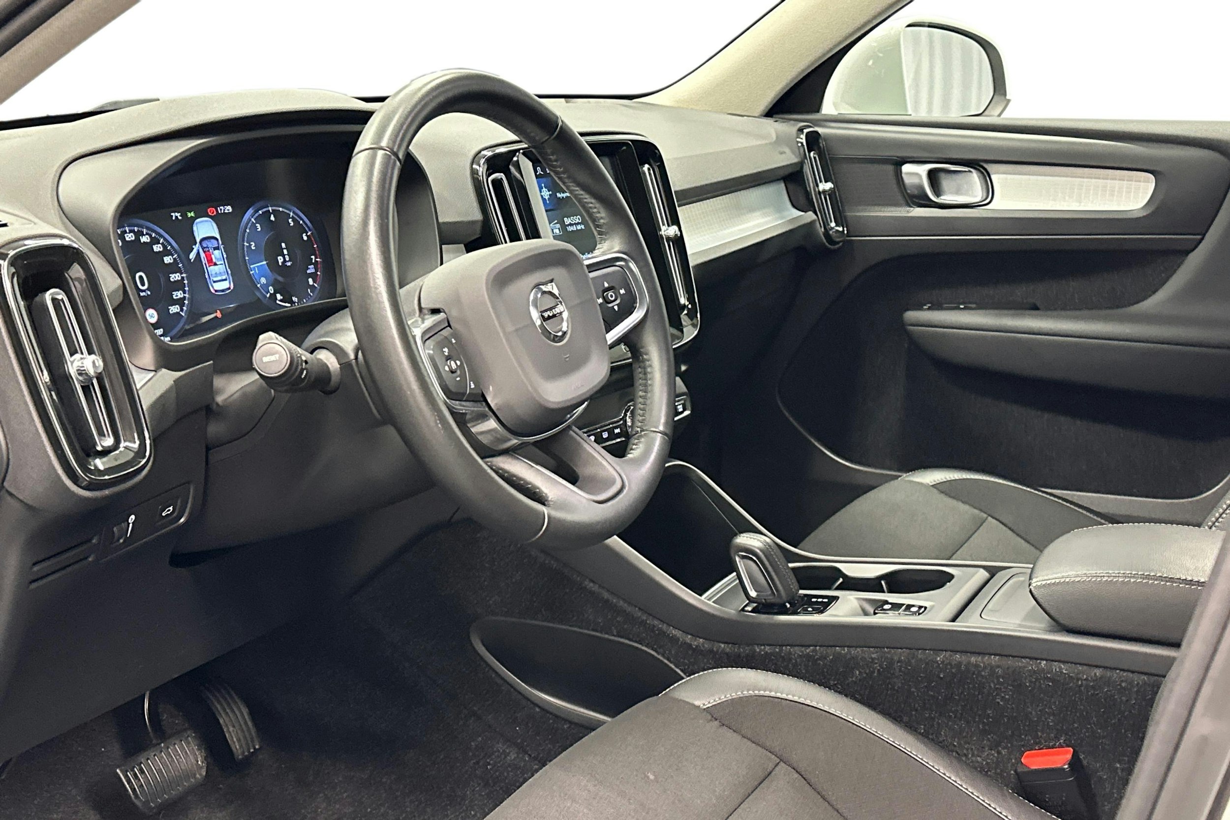 valkoinen Volvo XC40 2020 kuva 7.