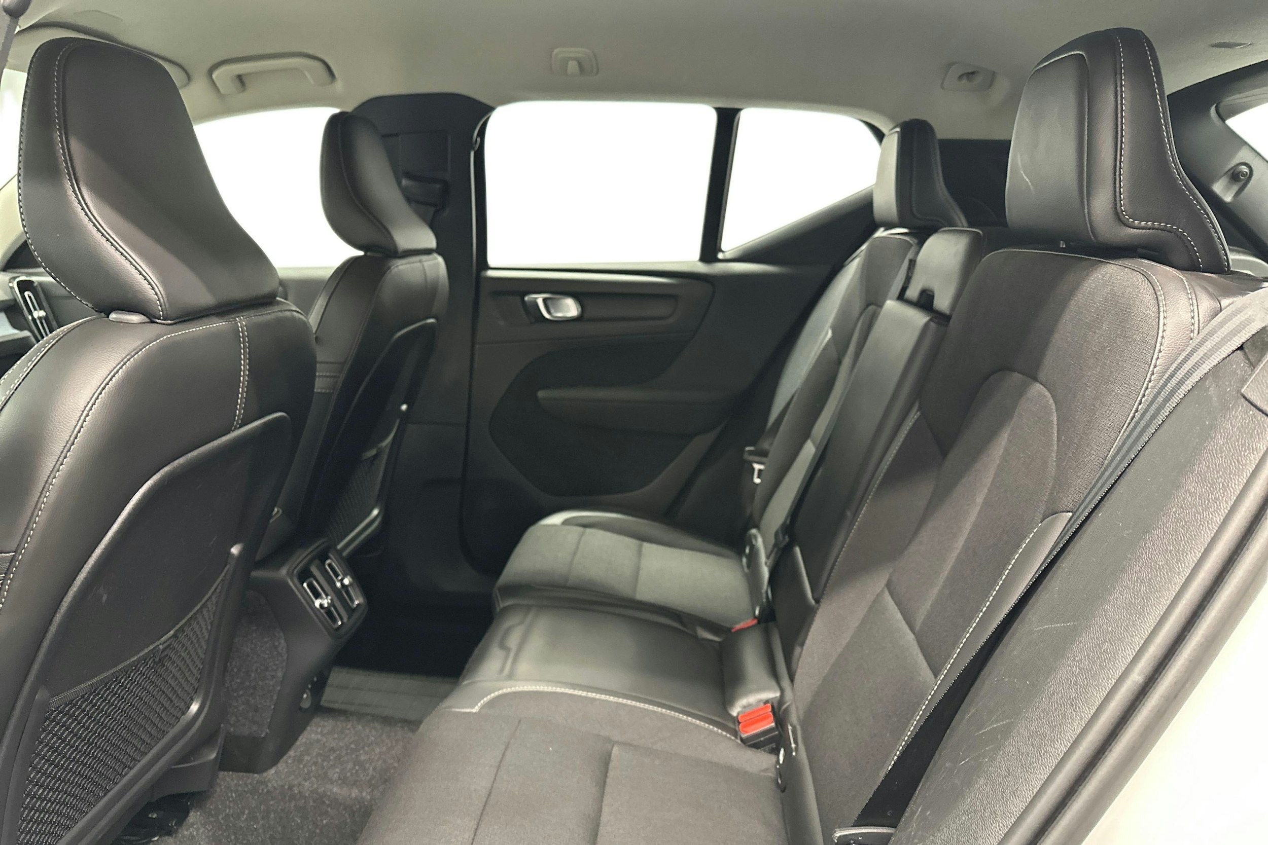 valkoinen Volvo XC40 2020 kuva 10.