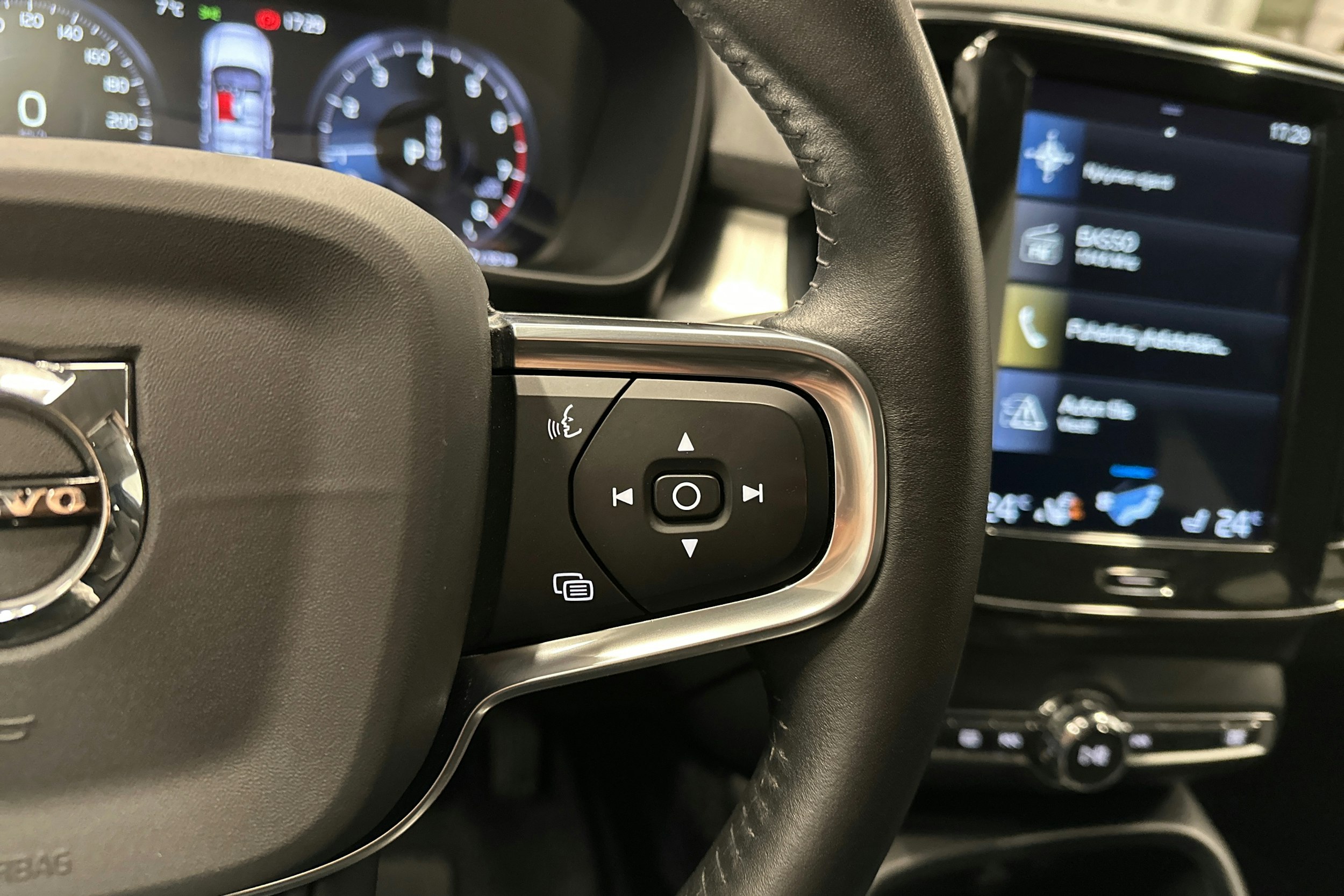 valkoinen Volvo XC40 2020 kuva 15.