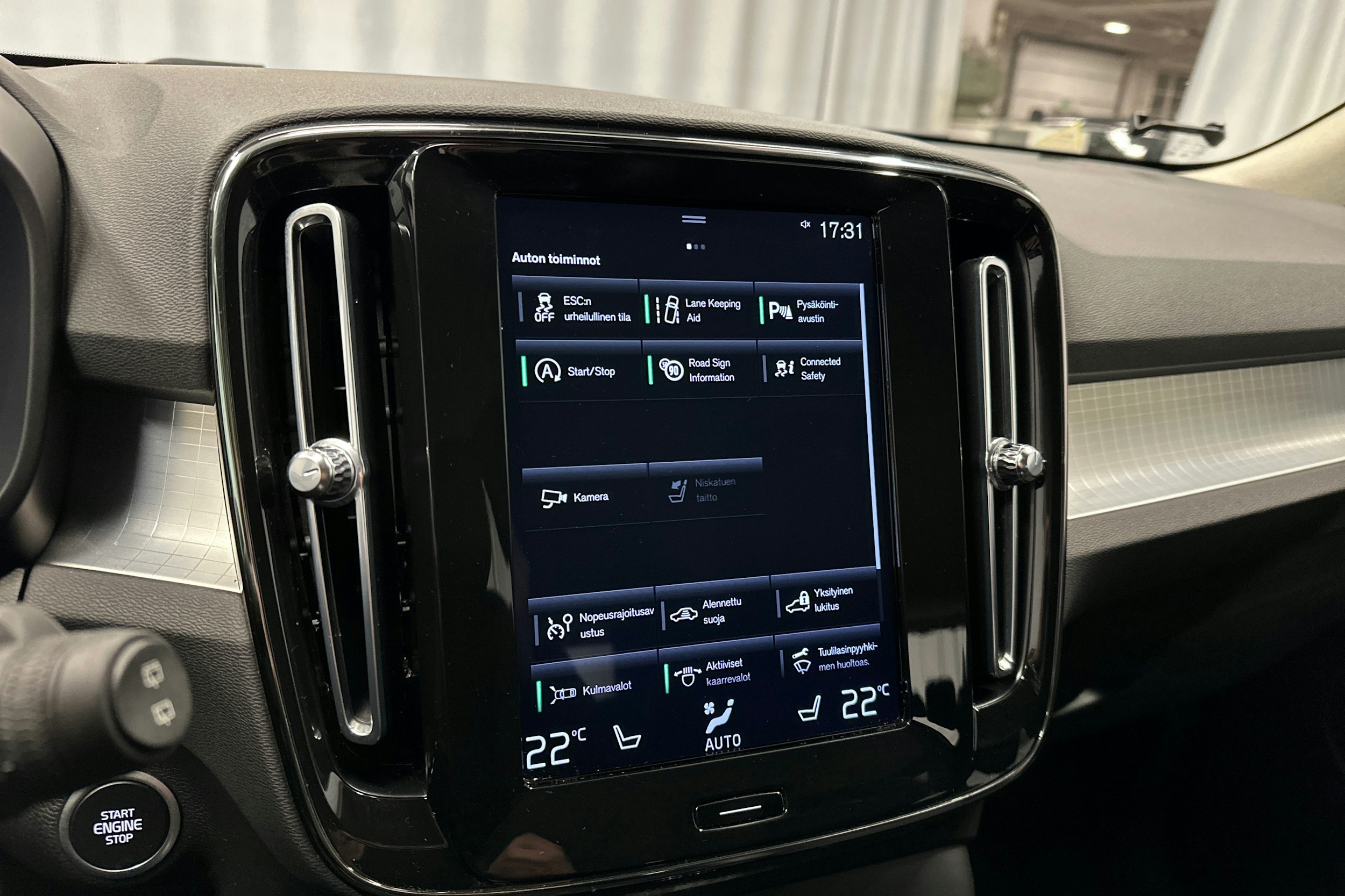 valkoinen Volvo XC40 2020 kuva 20.