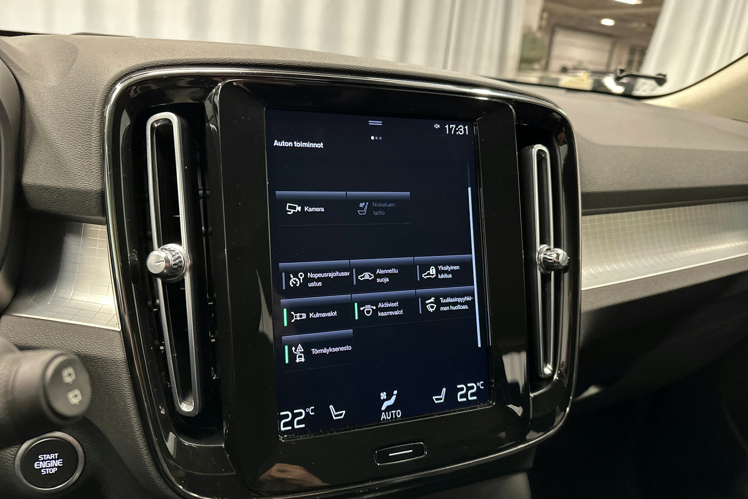 valkoinen Volvo XC40 2020 kuva 21.