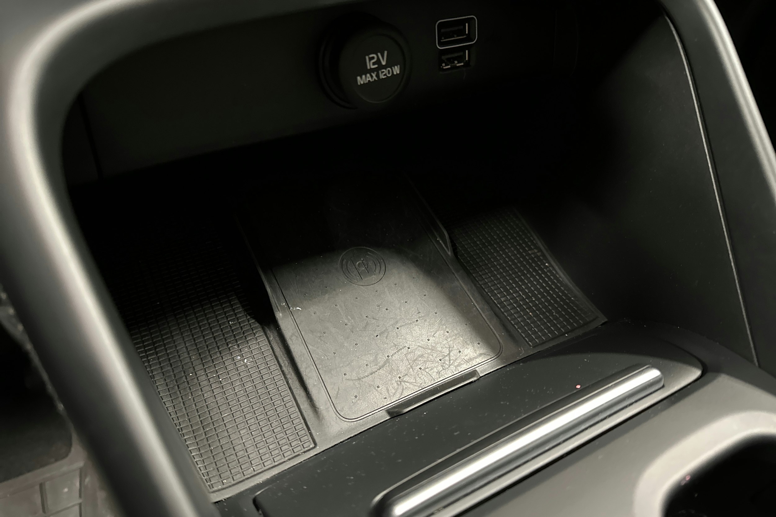 valkoinen Volvo XC40 2020 kuva 23.