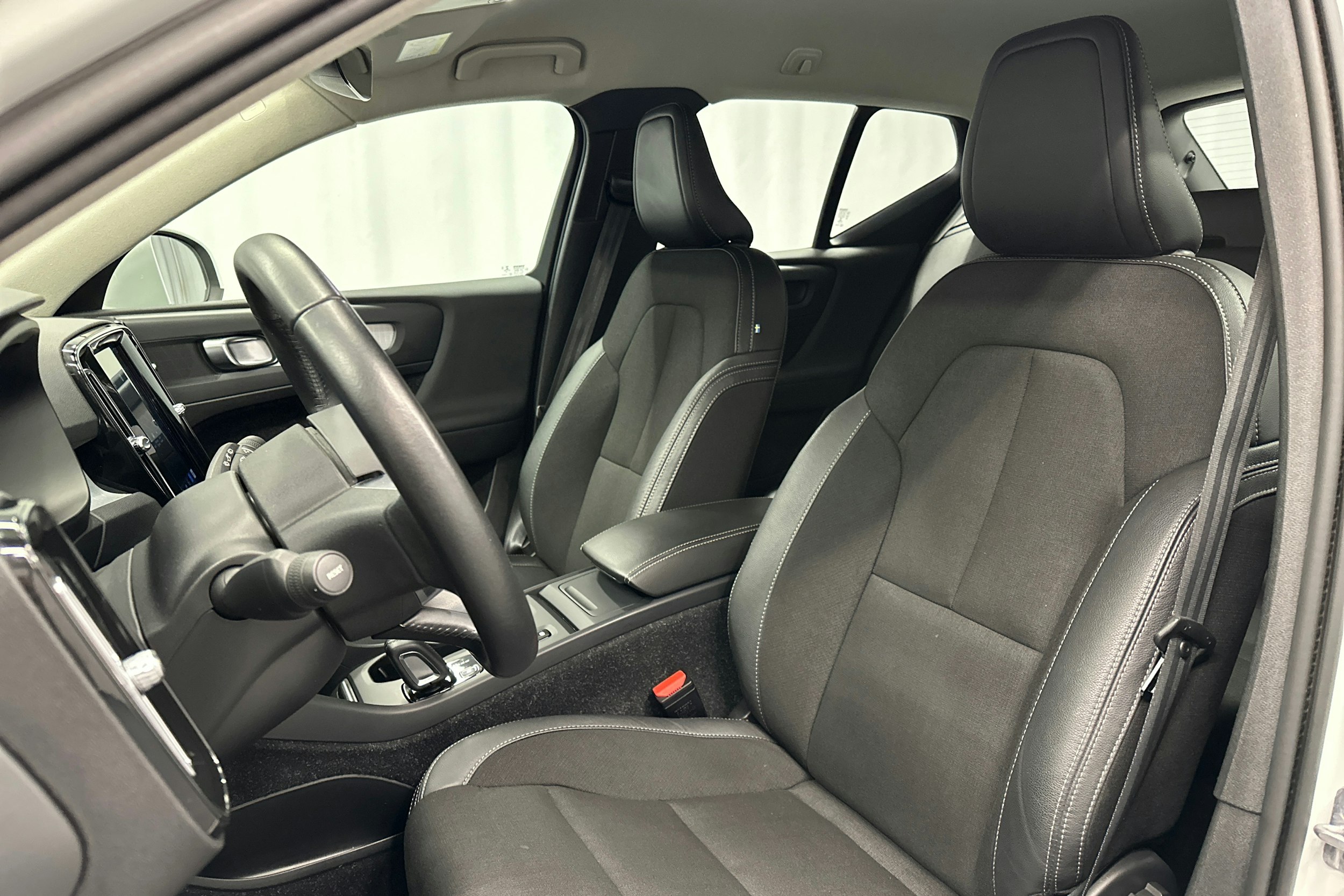 valkoinen Volvo XC40 2020 kuva 25.