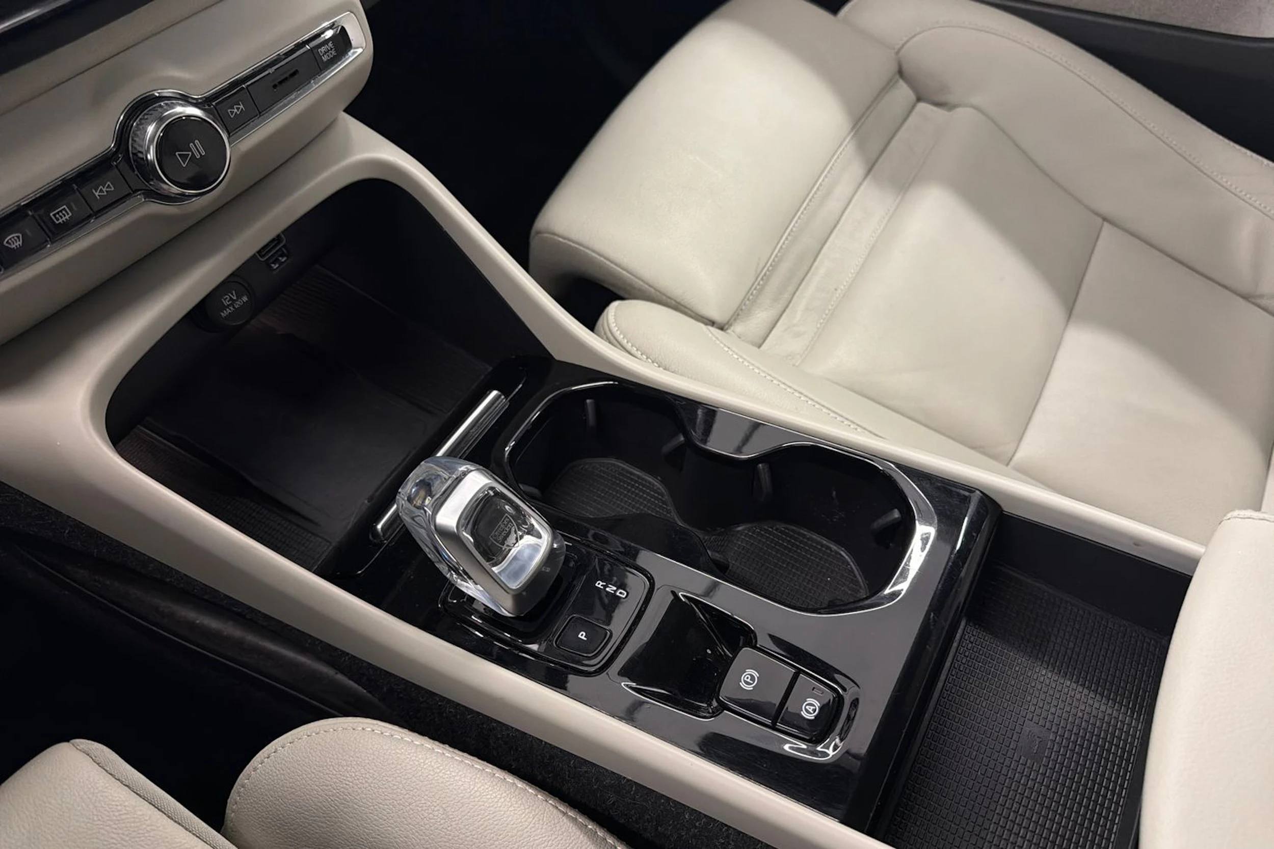 harmaa Volvo XC40 2020 kuva 22.