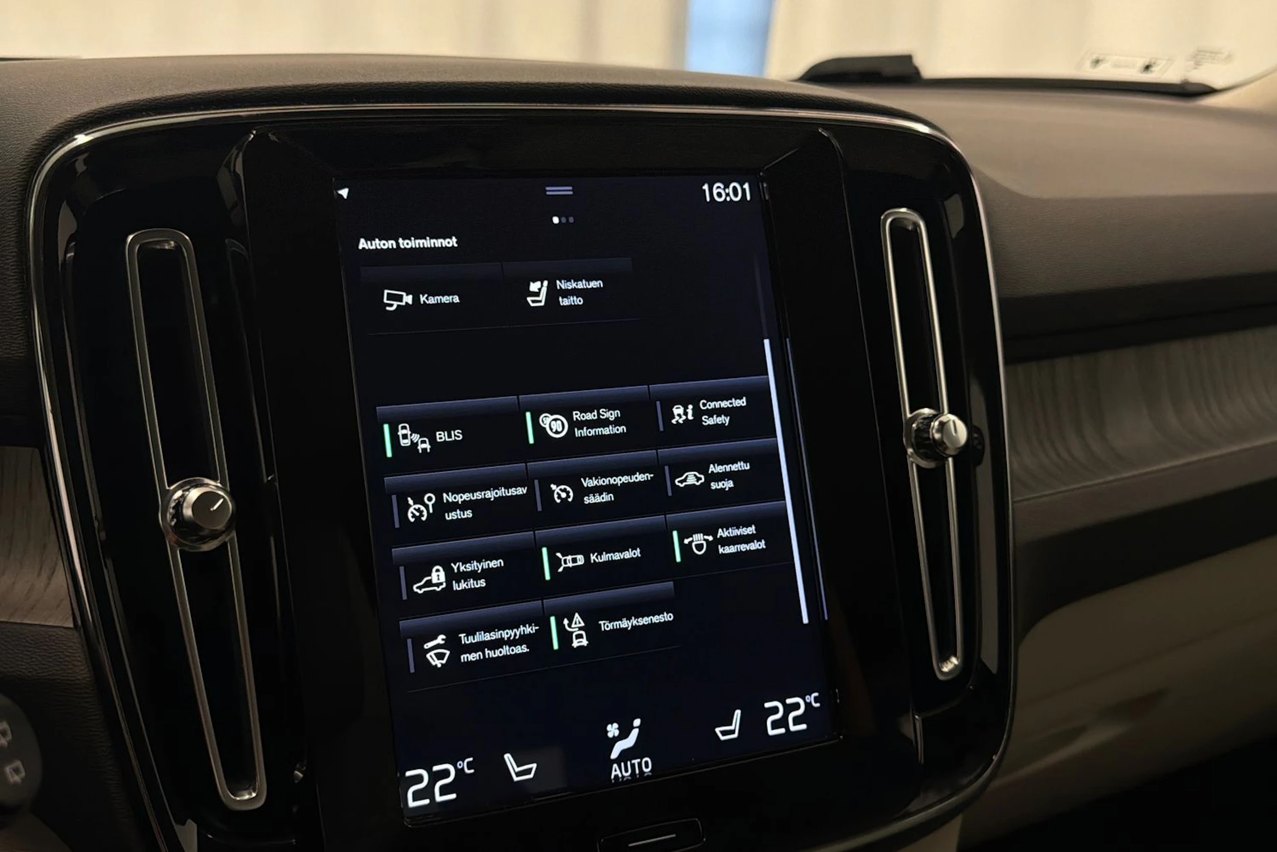 harmaa Volvo XC40 2020 kuva 26.