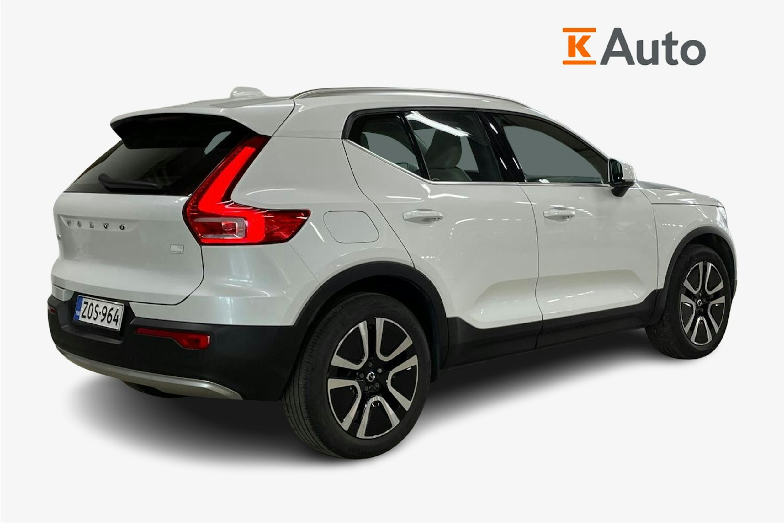 Valkoinen Volvo XC40 2020 kuva 6.