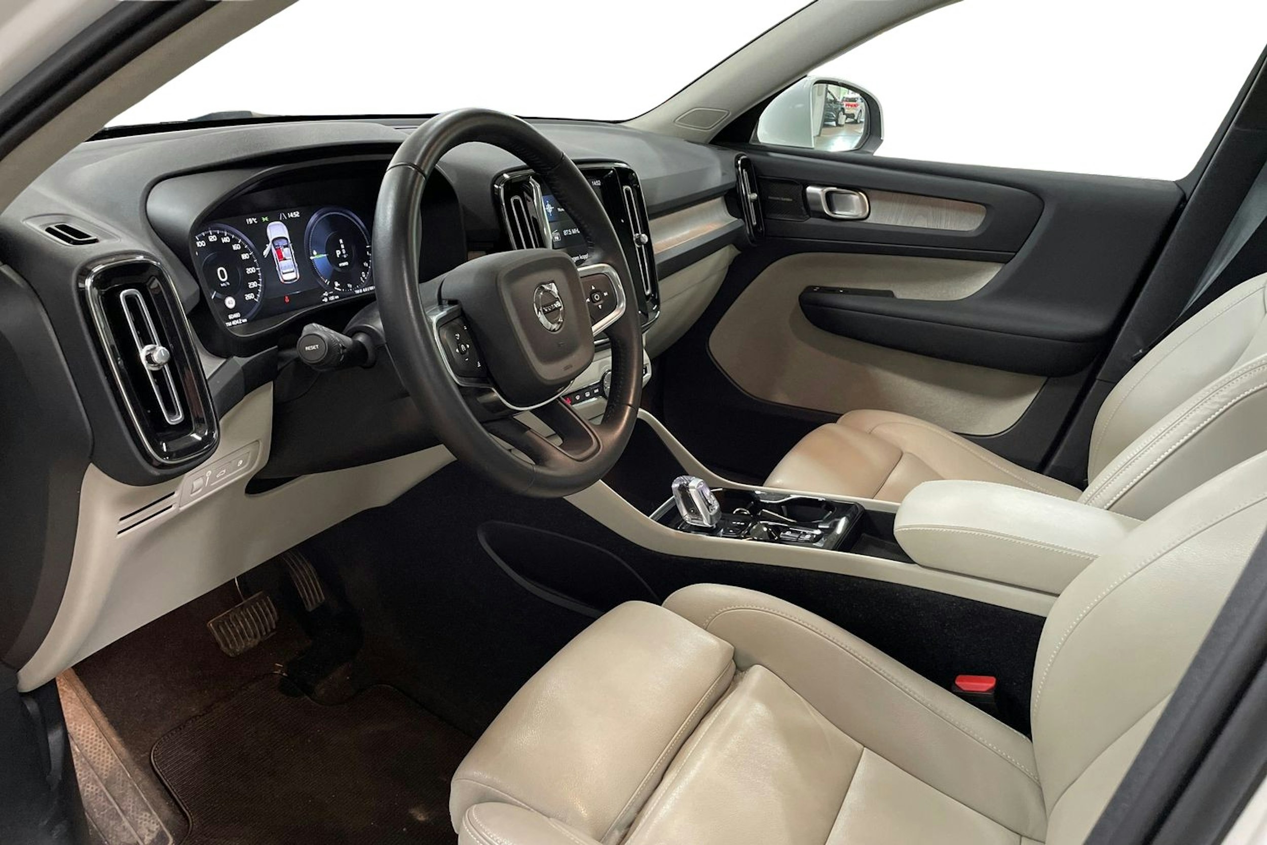 Valkoinen Volvo XC40 2020 kuva 7.