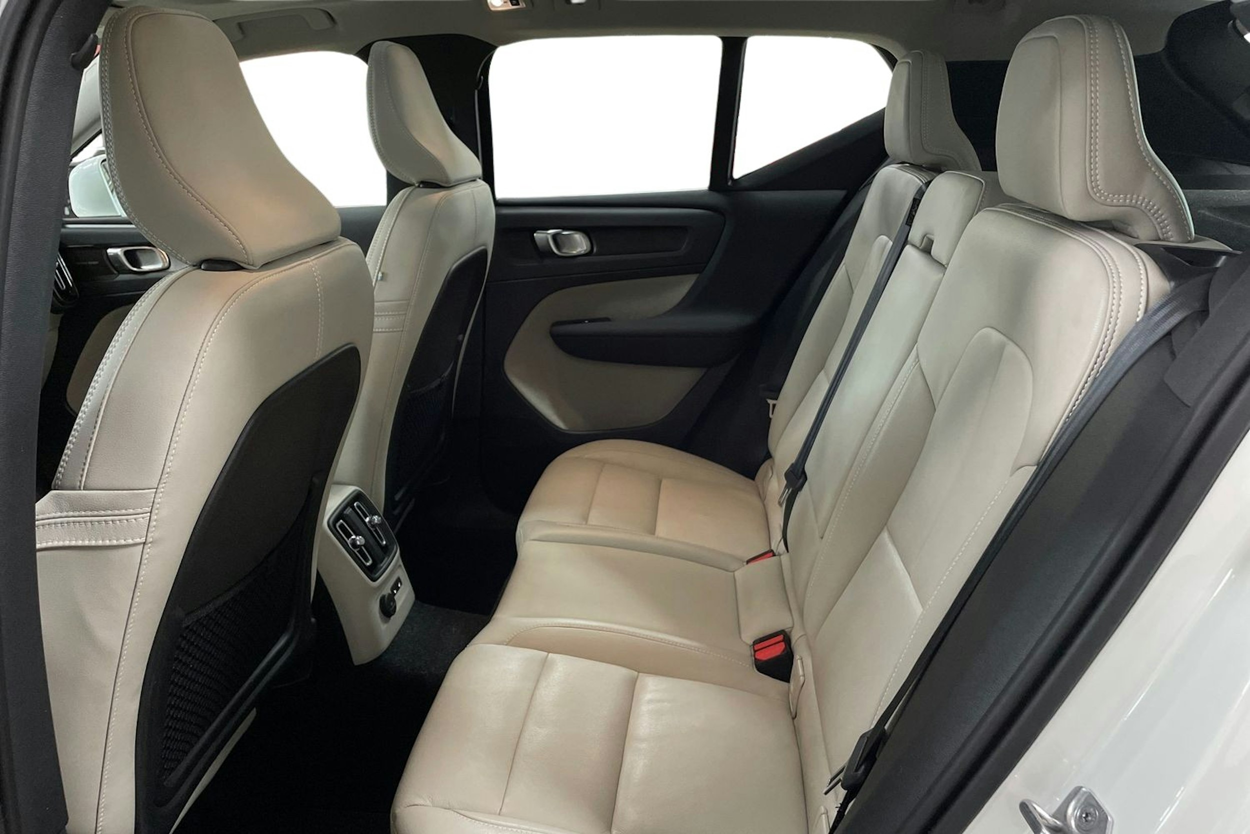 Valkoinen Volvo XC40 2020 kuva 10.