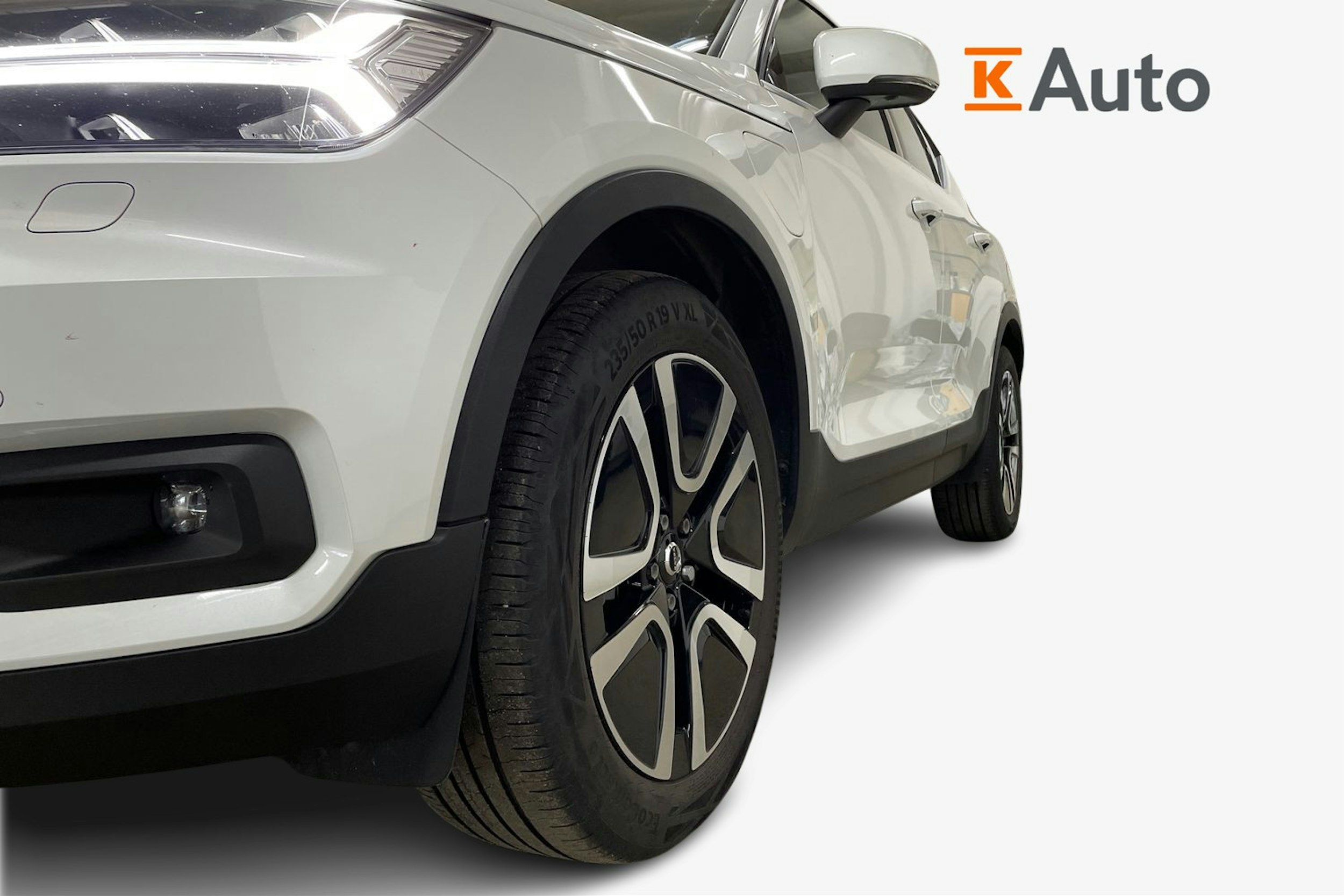 Valkoinen Volvo XC40 2020 kuva 11.