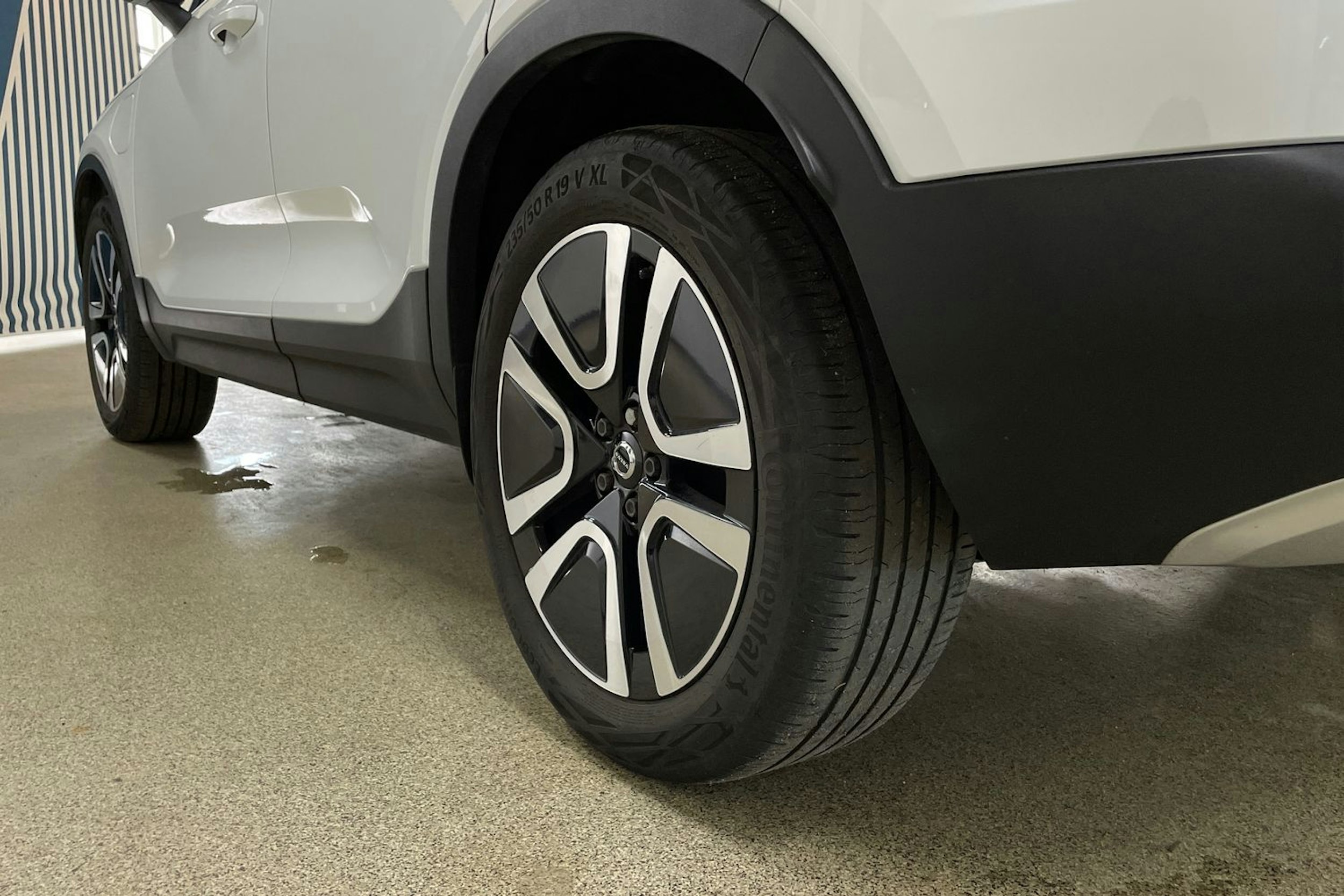 Valkoinen Volvo XC40 2020 kuva 13.