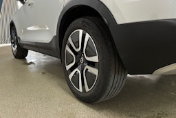 Valkoinen Volvo XC40 2020 kuva 13.