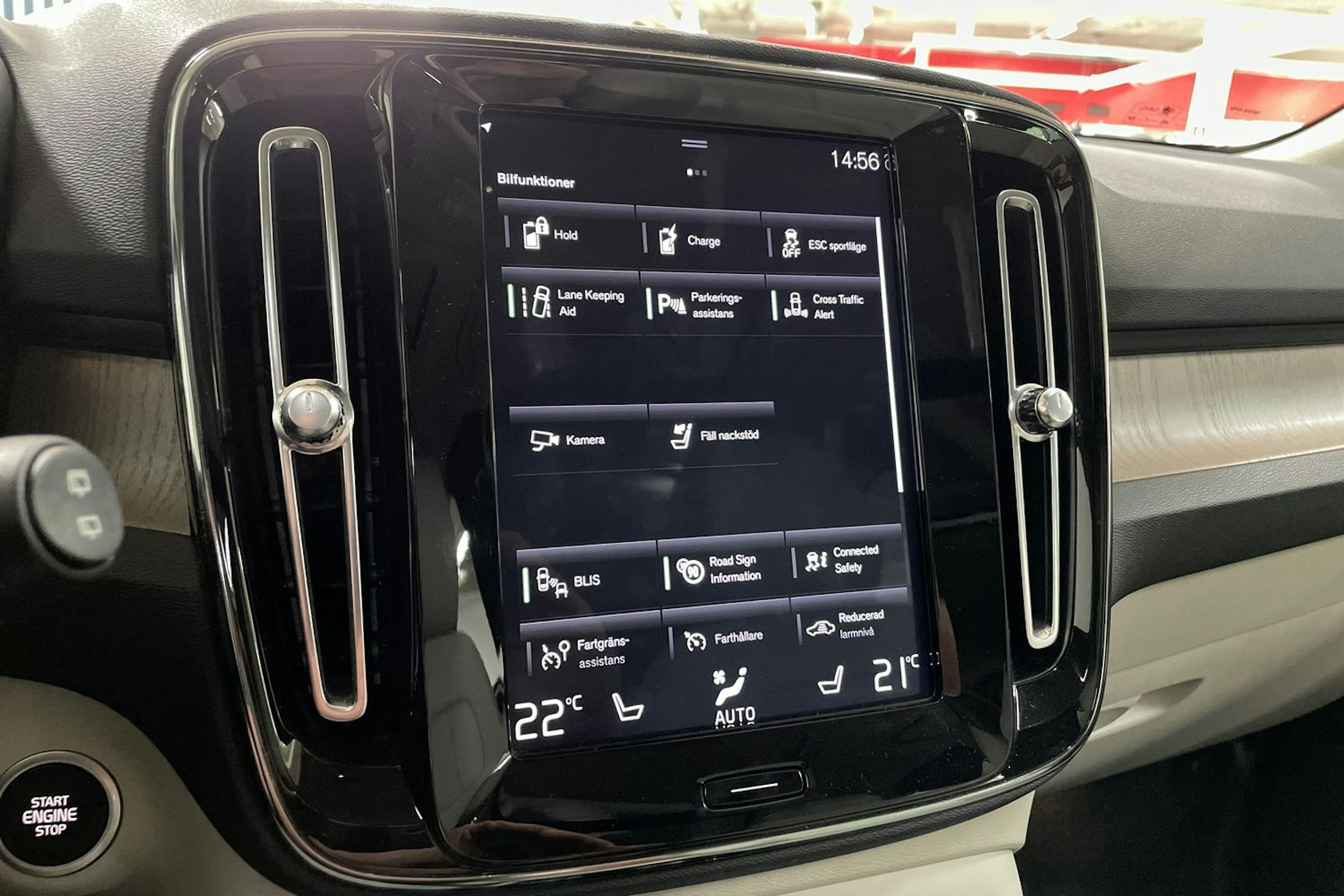 Valkoinen Volvo XC40 2020 kuva 17.