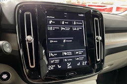 Valkoinen Volvo XC40 2020 kuva 17.