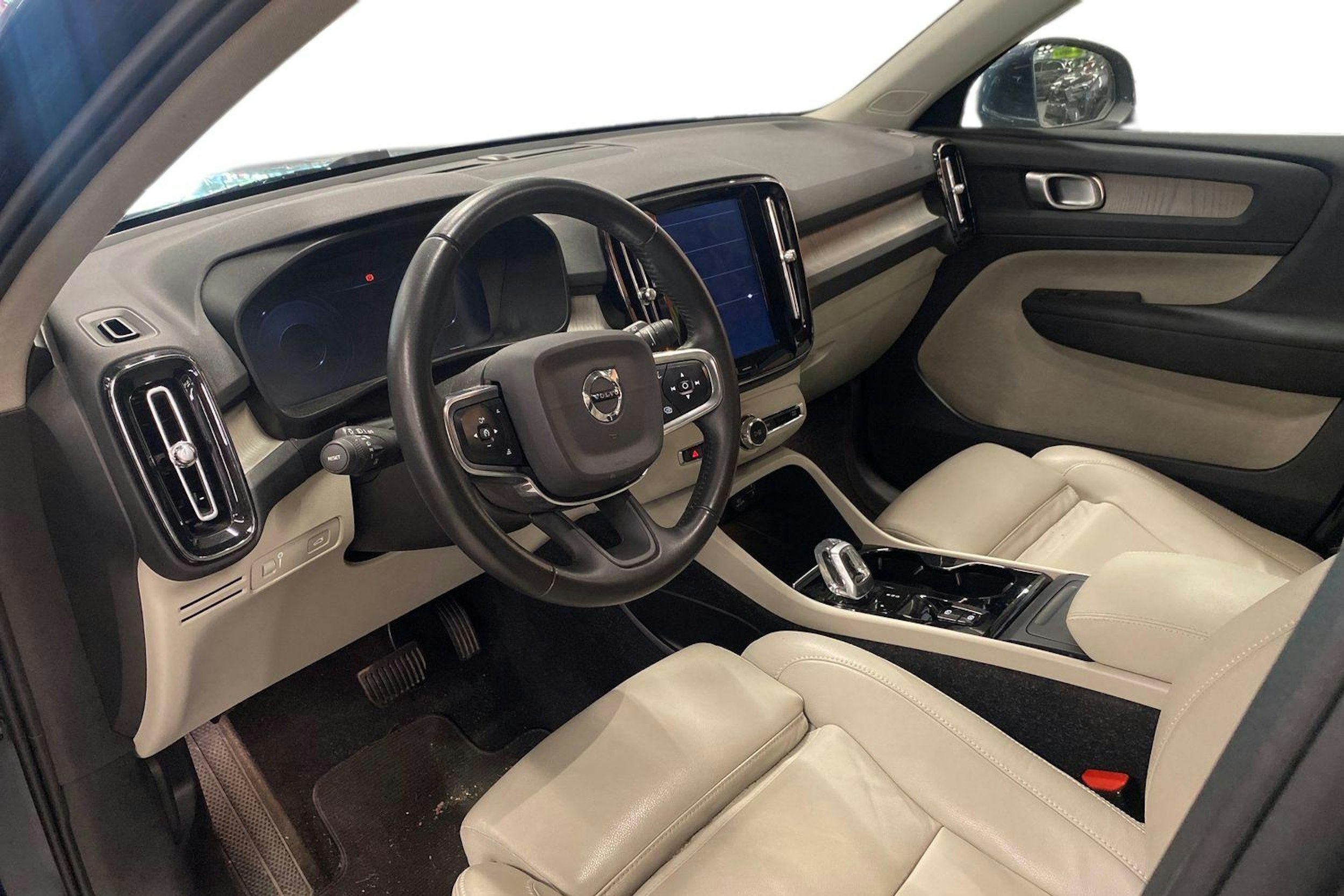 sininen Volvo XC40 2021 kuva 3.