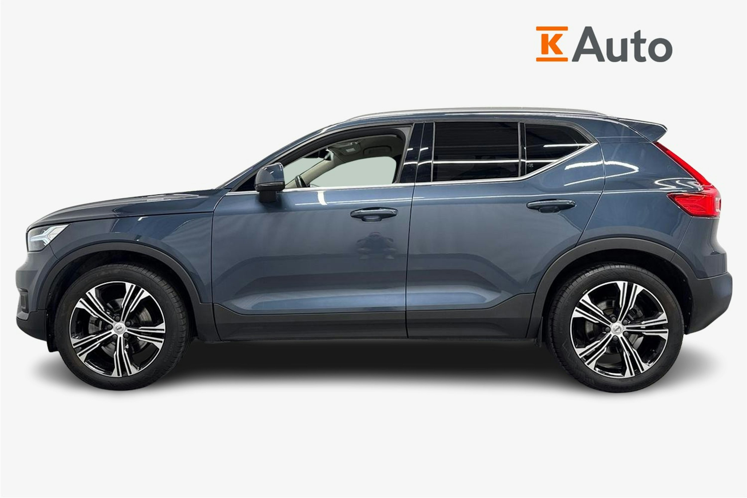 sininen Volvo XC40 2021 kuva 6.