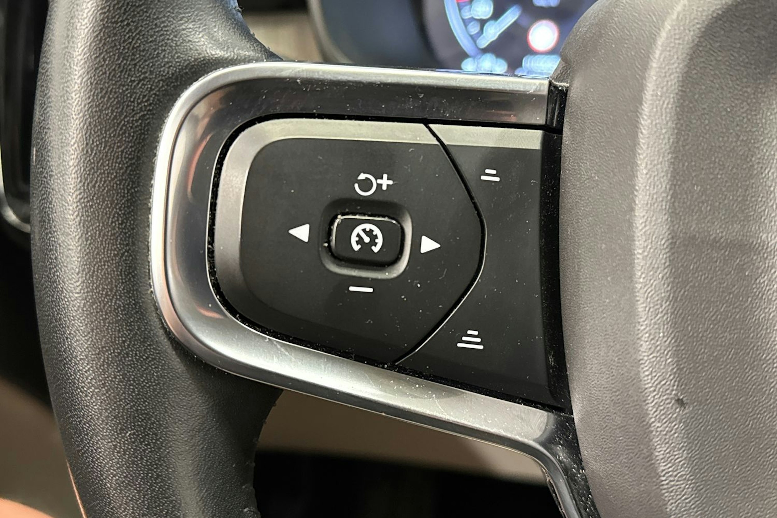 sininen Volvo XC40 2021 kuva 18.