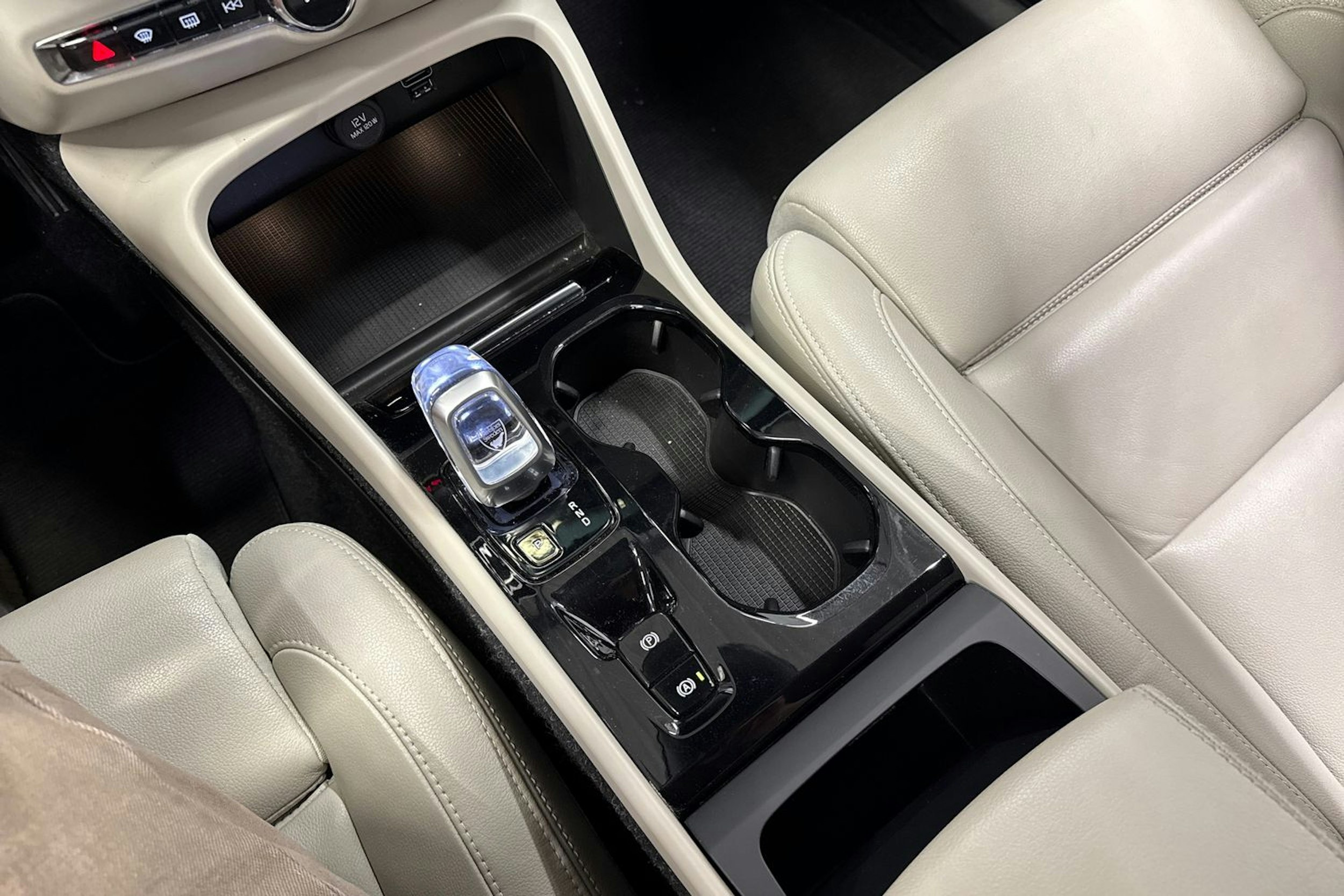sininen Volvo XC40 2021 kuva 25.