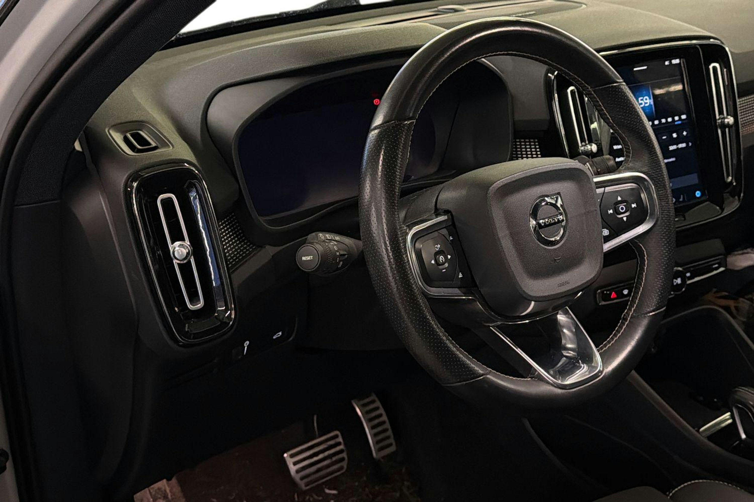 valkoinen Volvo XC40 2021 kuva 3.