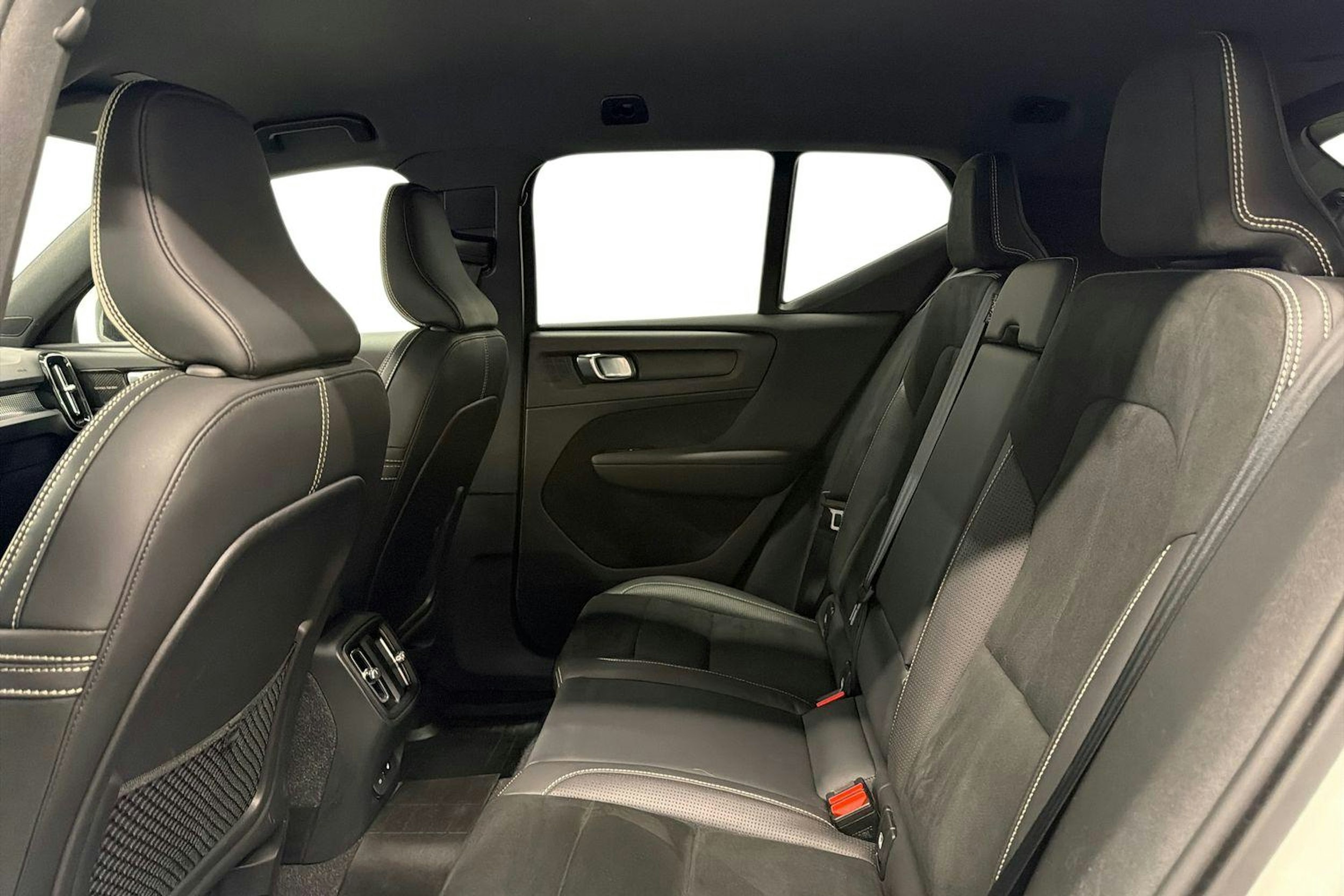 valkoinen Volvo XC40 2021 kuva 10.