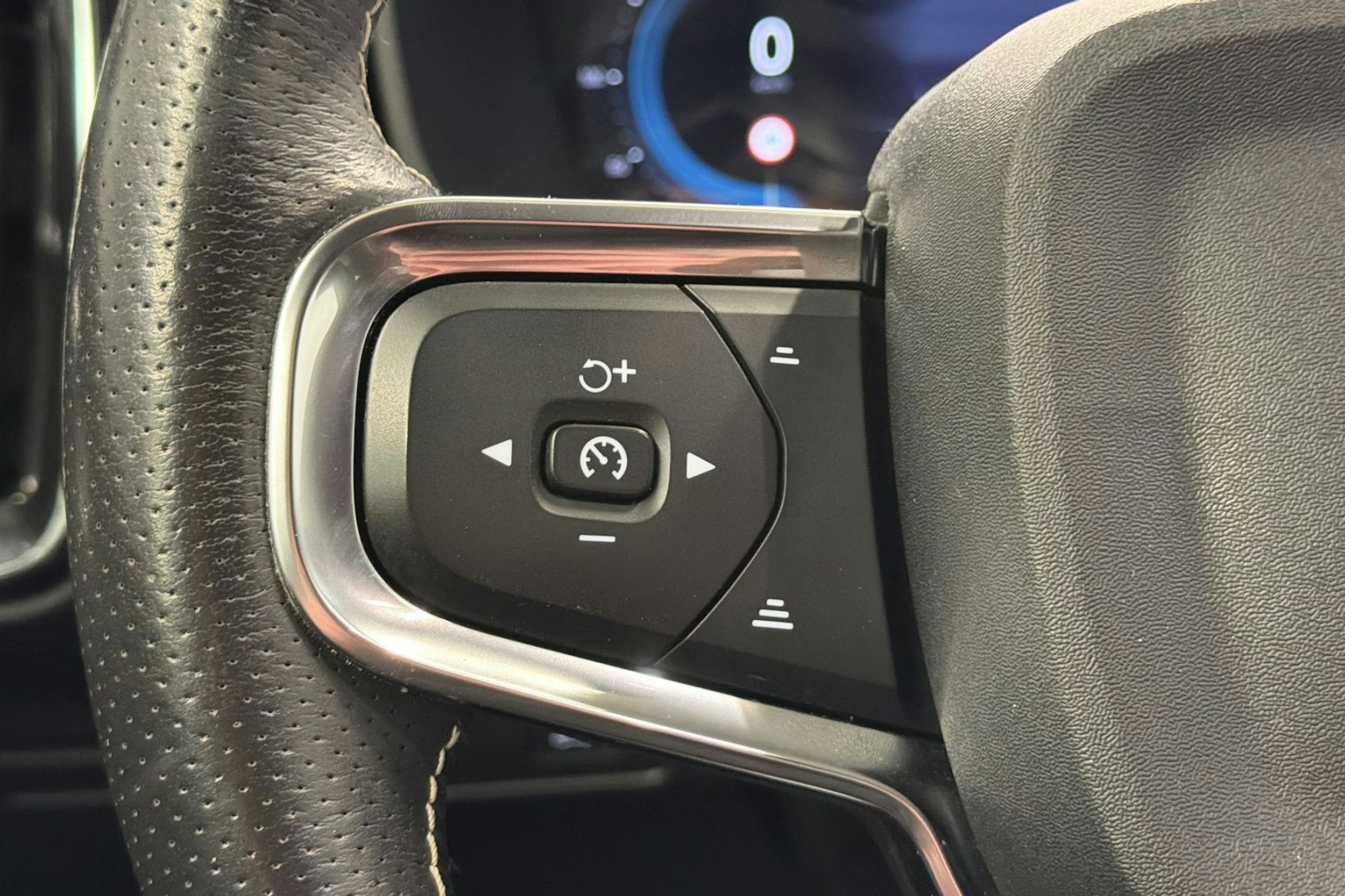 valkoinen Volvo XC40 2021 kuva 16.