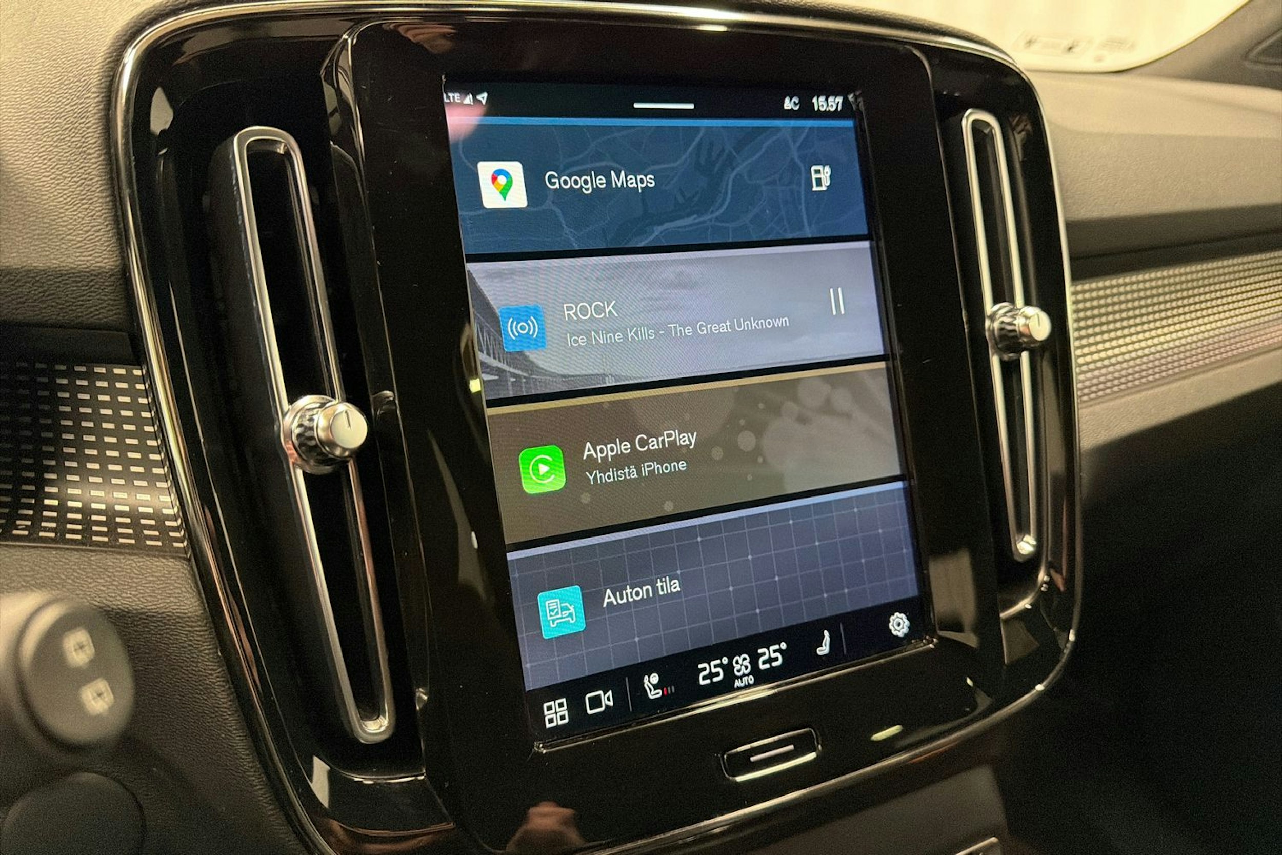 valkoinen Volvo XC40 2021 kuva 18.