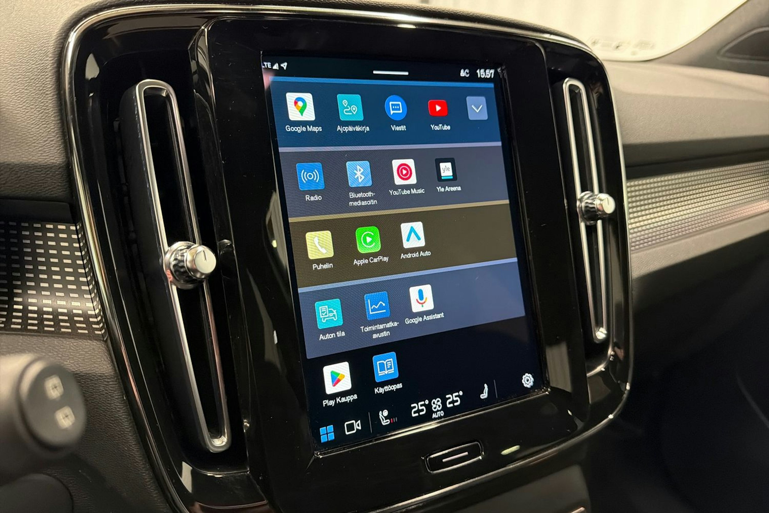 valkoinen Volvo XC40 2021 kuva 19.