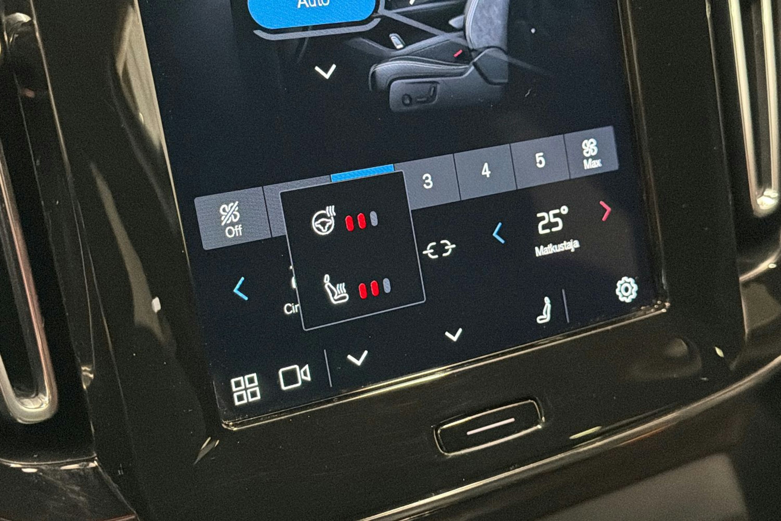 valkoinen Volvo XC40 2021 kuva 22.