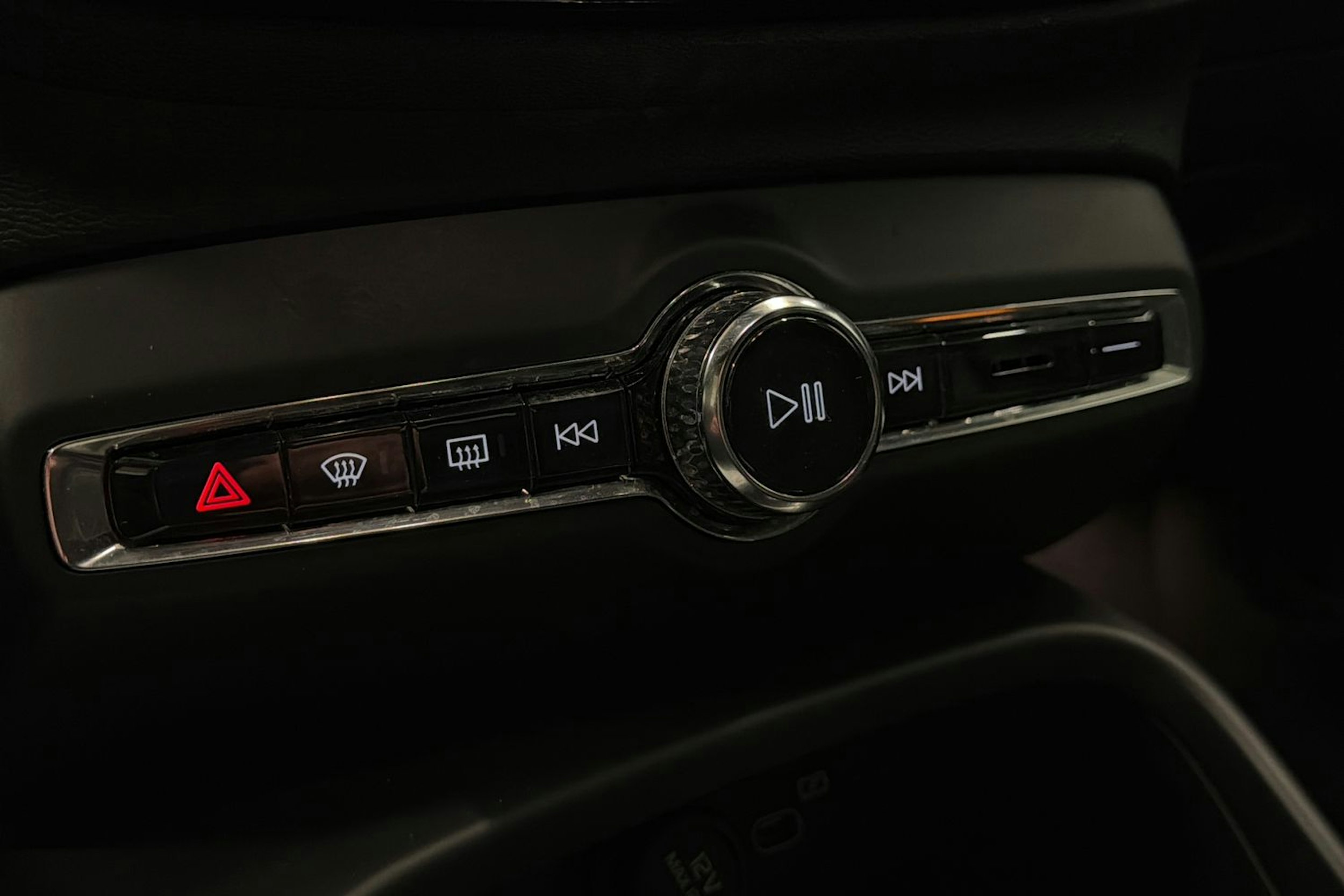 valkoinen Volvo XC40 2021 kuva 24.