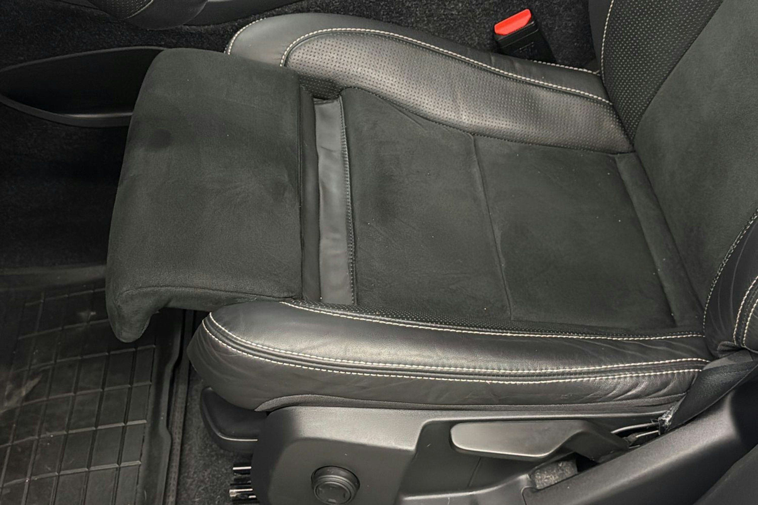 valkoinen Volvo XC40 2021 kuva 25.