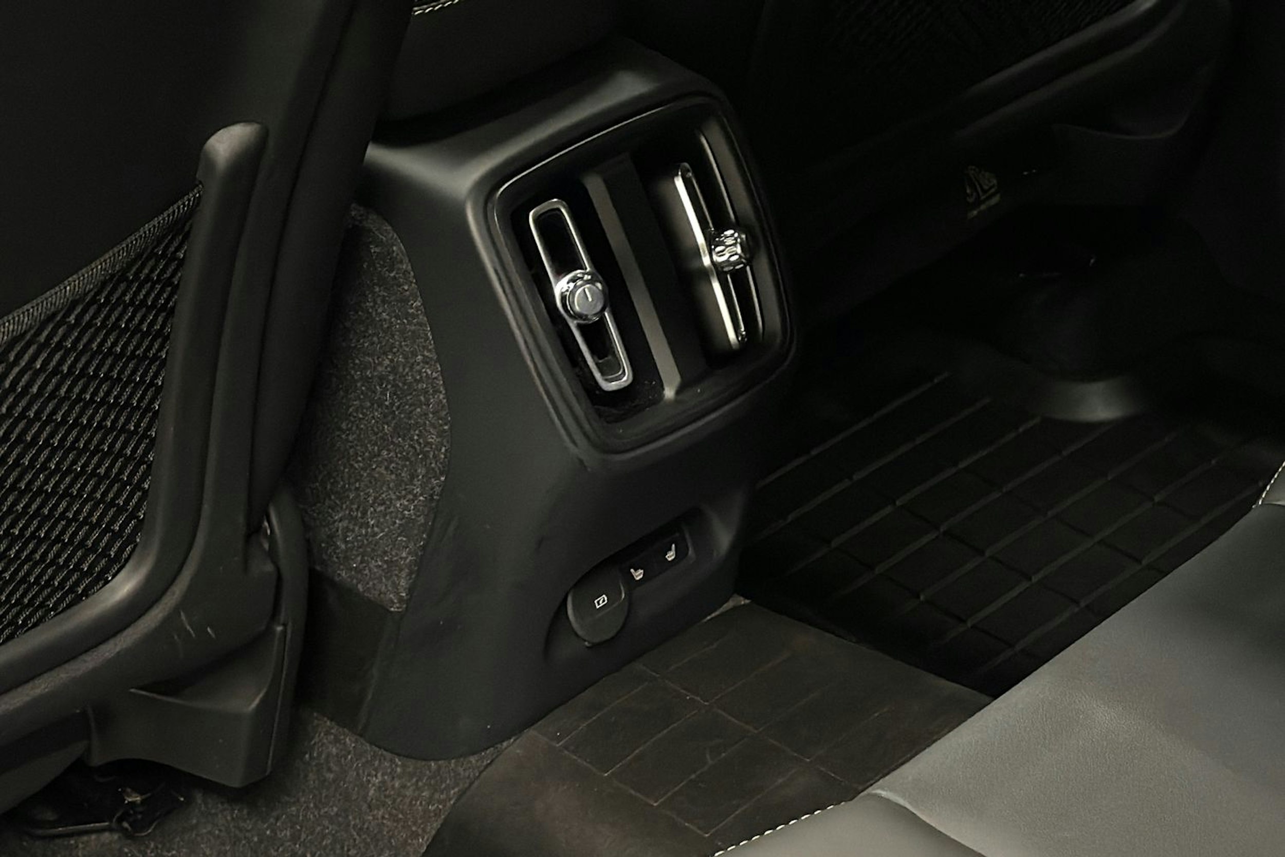 valkoinen Volvo XC40 2021 kuva 26.