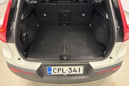 valkoinen Volvo XC40 2021 kuva 27.