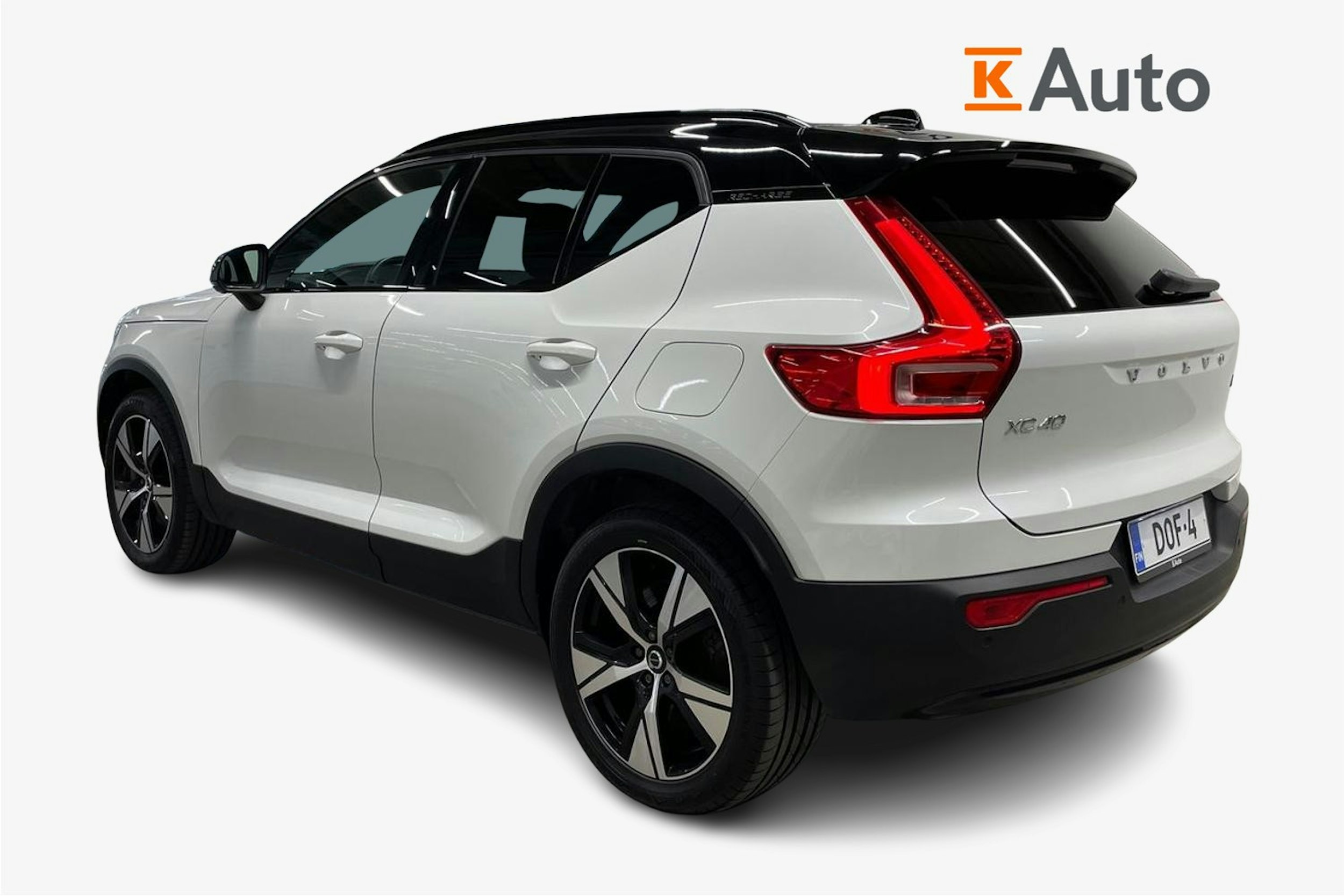 valkoinen Volvo XC40 2021 kuva 2.