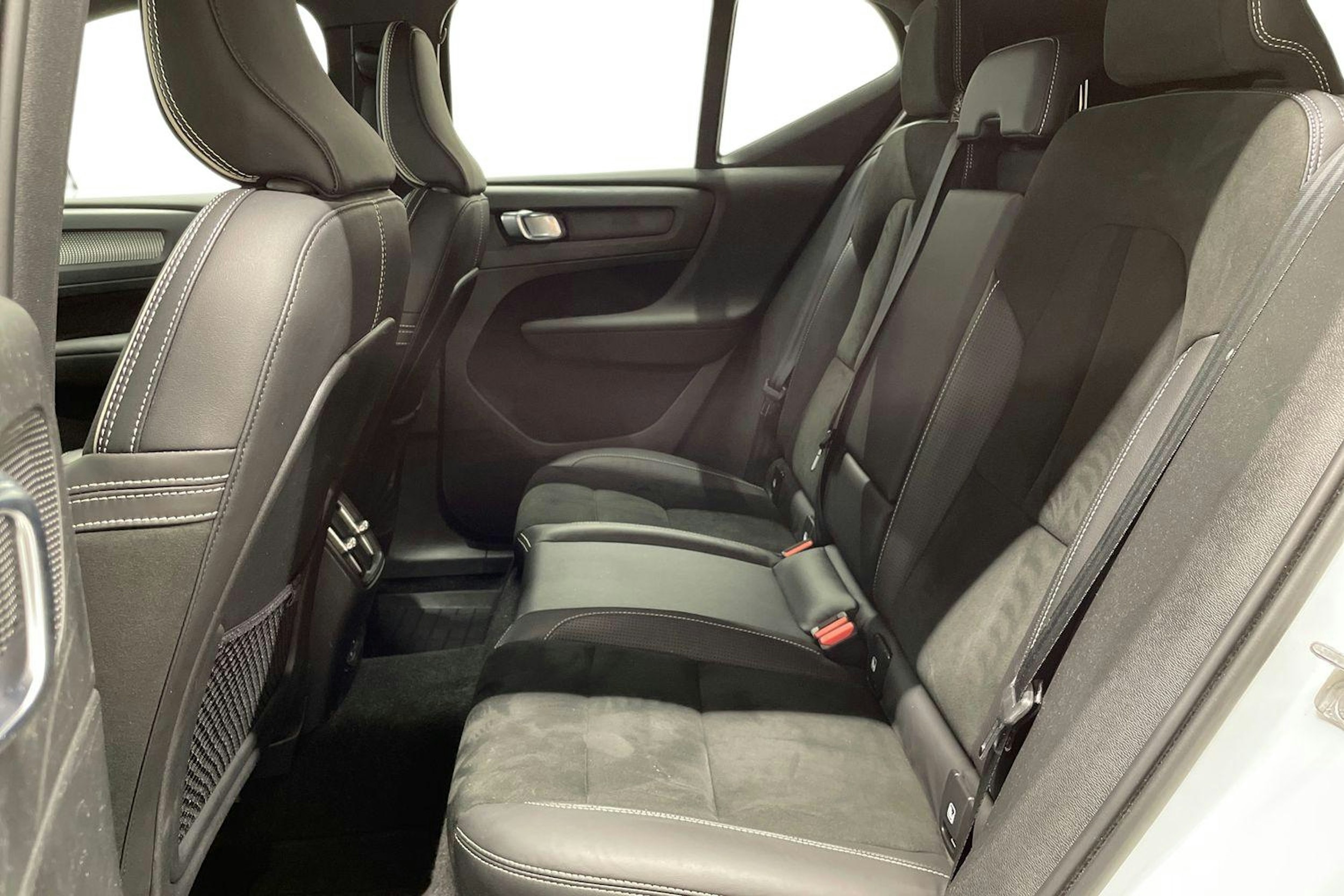 valkoinen Volvo XC40 2021 kuva 10.