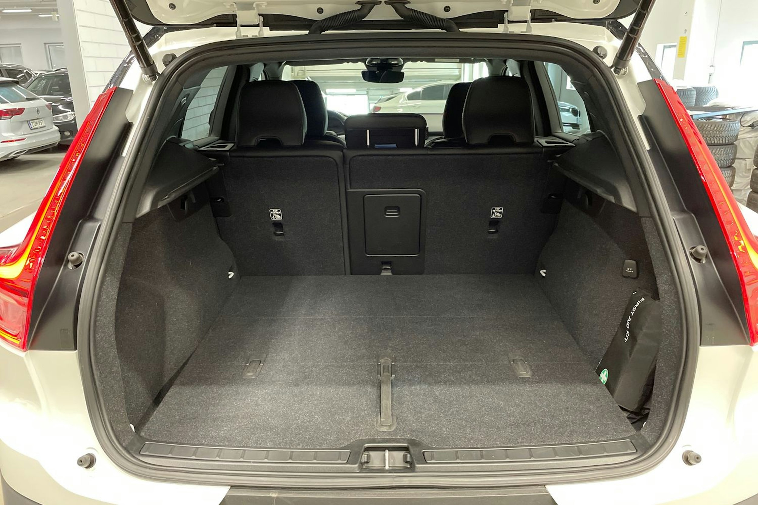 valkoinen Volvo XC40 2021 kuva 14.
