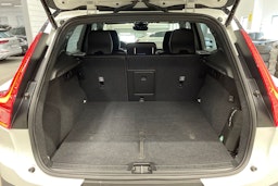 valkoinen Volvo XC40 2021 kuva 14.