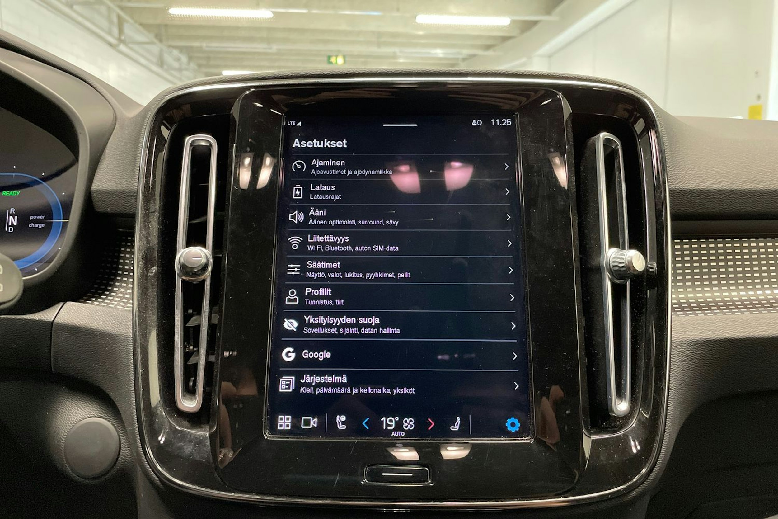 valkoinen Volvo XC40 2021 kuva 18.