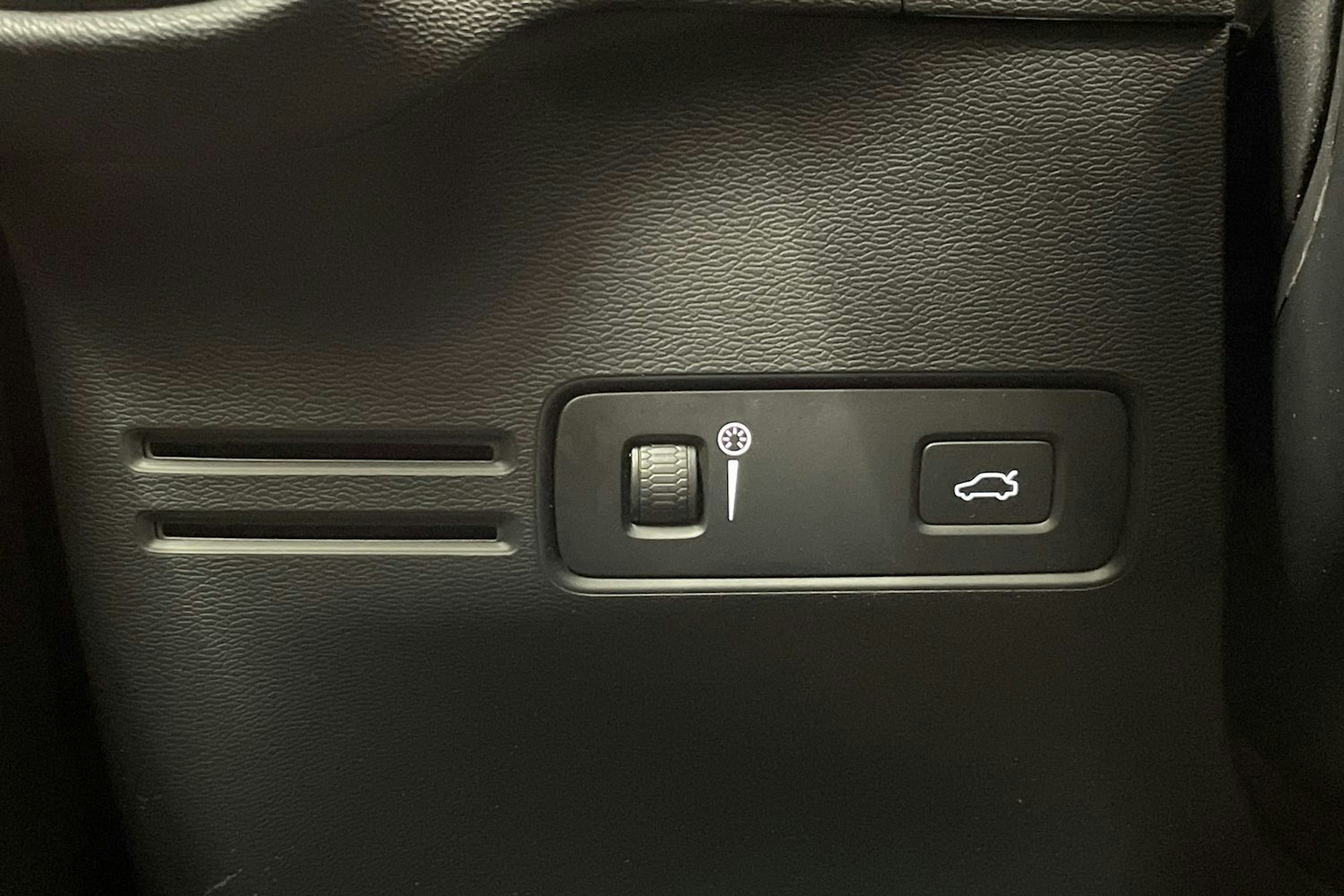 valkoinen Volvo XC40 2021 kuva 20.